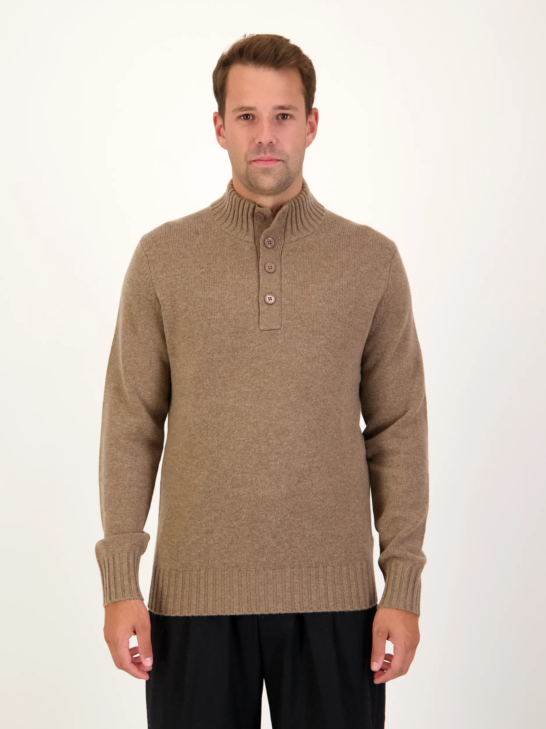 Pullover 'Capua' aus Merinowoll-Mix - Artikel Vorderseite getragen von einem Modell - Farbe: Braun