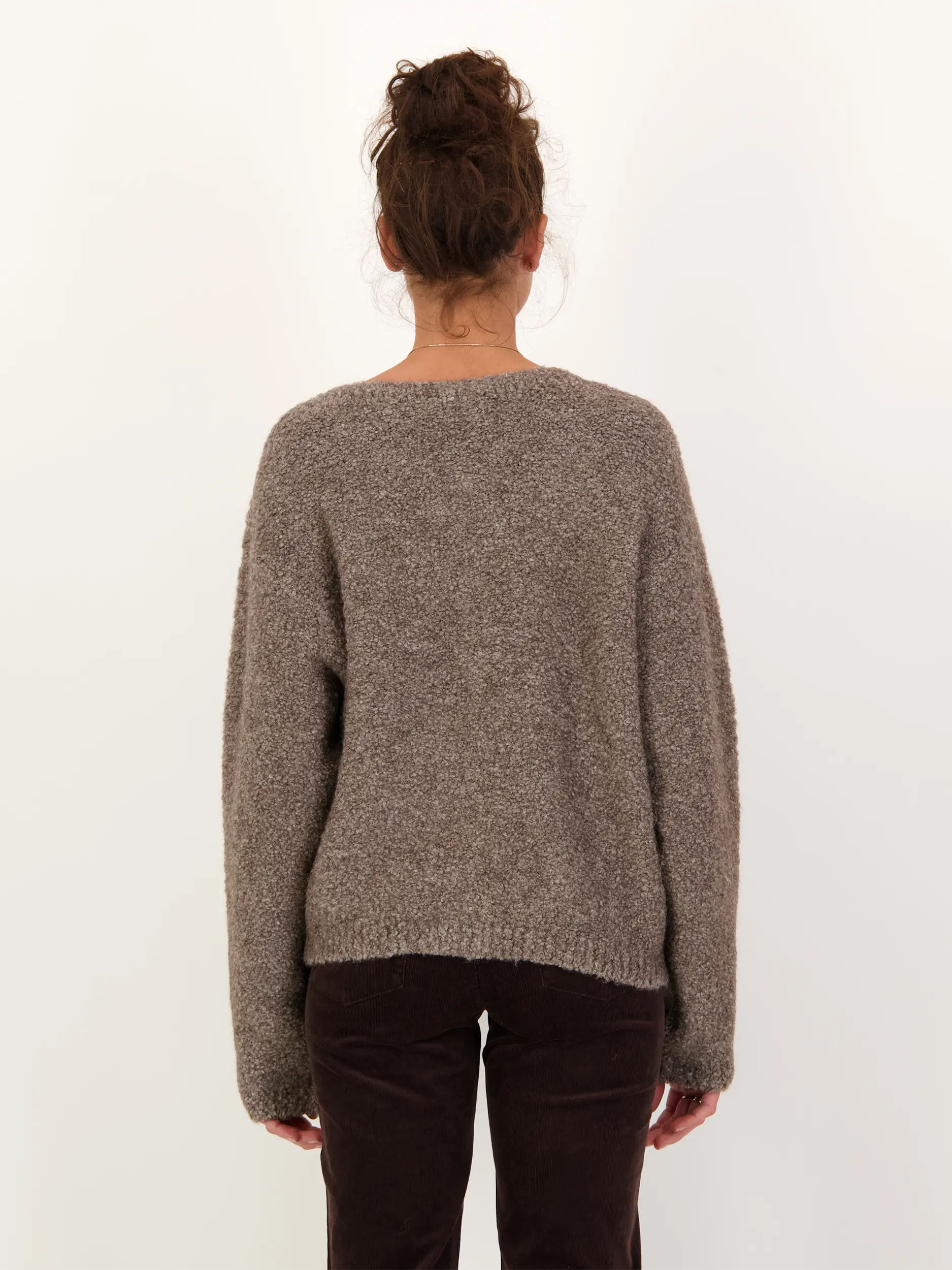 Strickjacke aus Woll-Mix - Artikel Rückseite getragen von einem Modell - Farbe: Braun