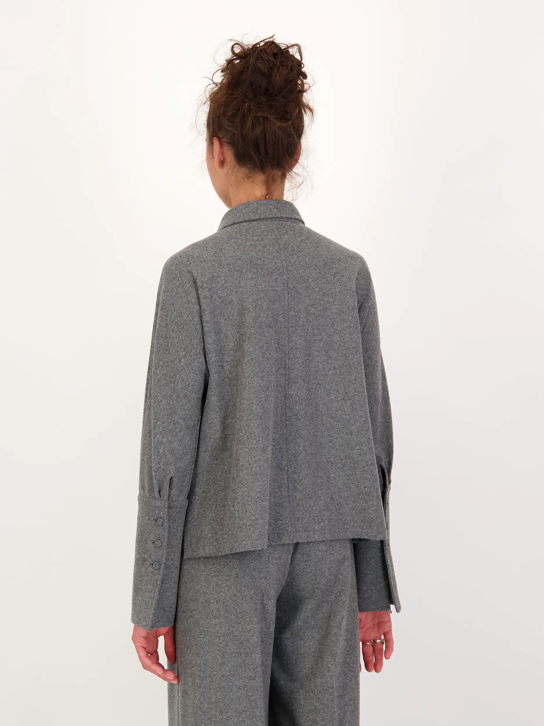 Wollbluse - Artikel Rückseite getragen von einem Modell - Farbe: Grau