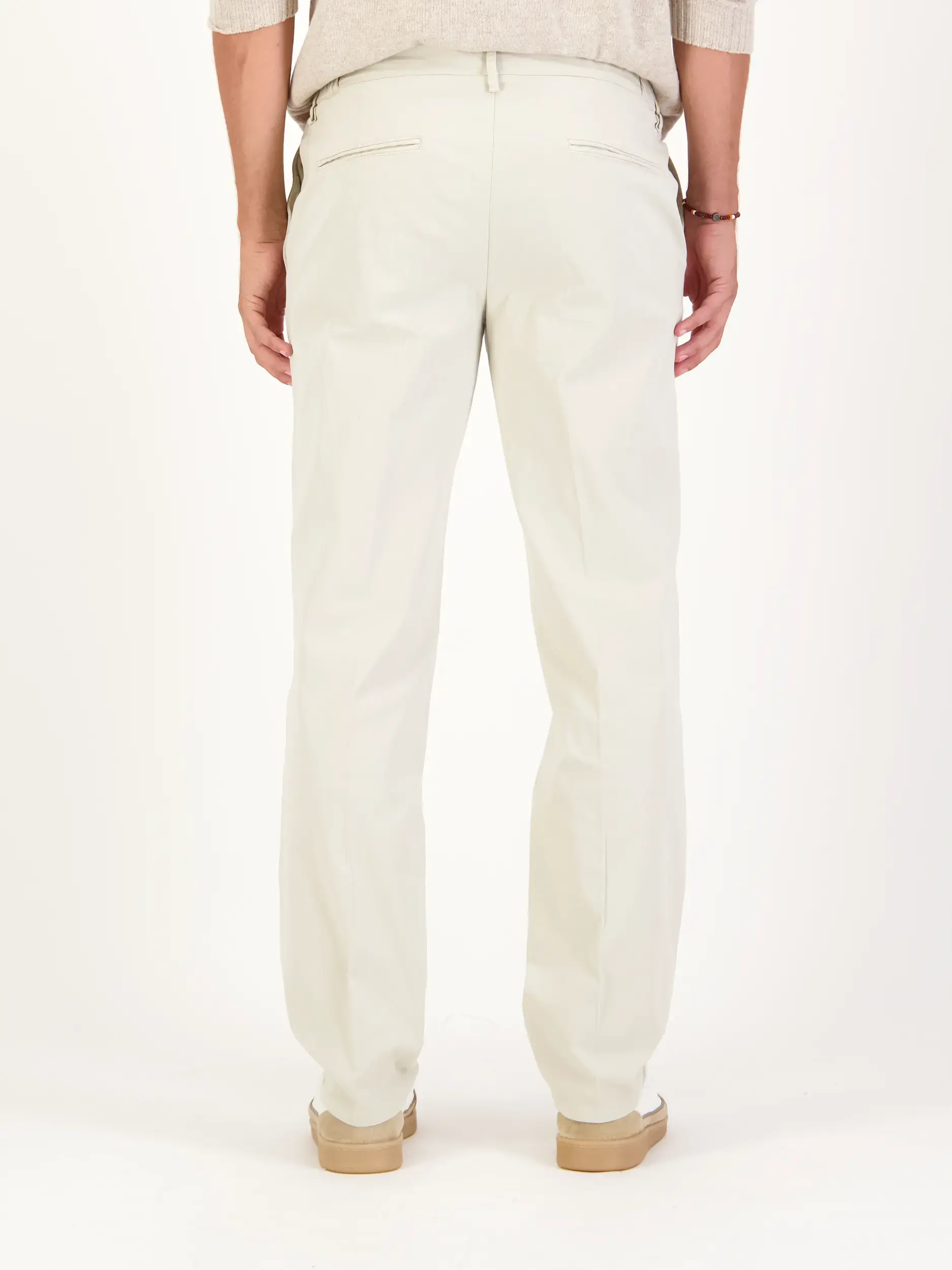 Bundfaltenhose - Artikel Rückseite getragen von einem Modell - Farbe: Beige
