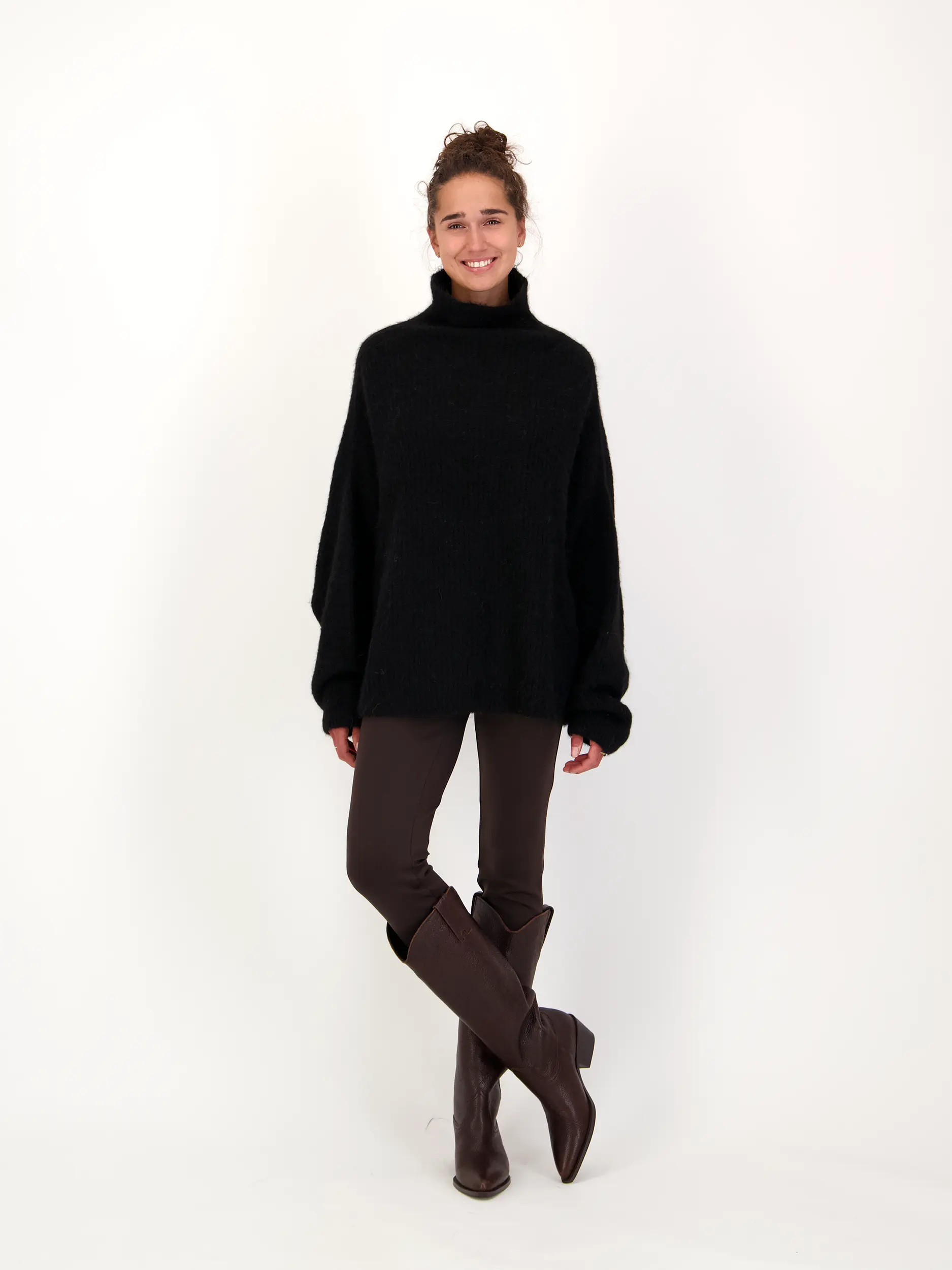 Gerippter Pullover 'Mara' langarm - Artikel Teil eines Outfits getragen von einem Modell - Farbe: Schwarz