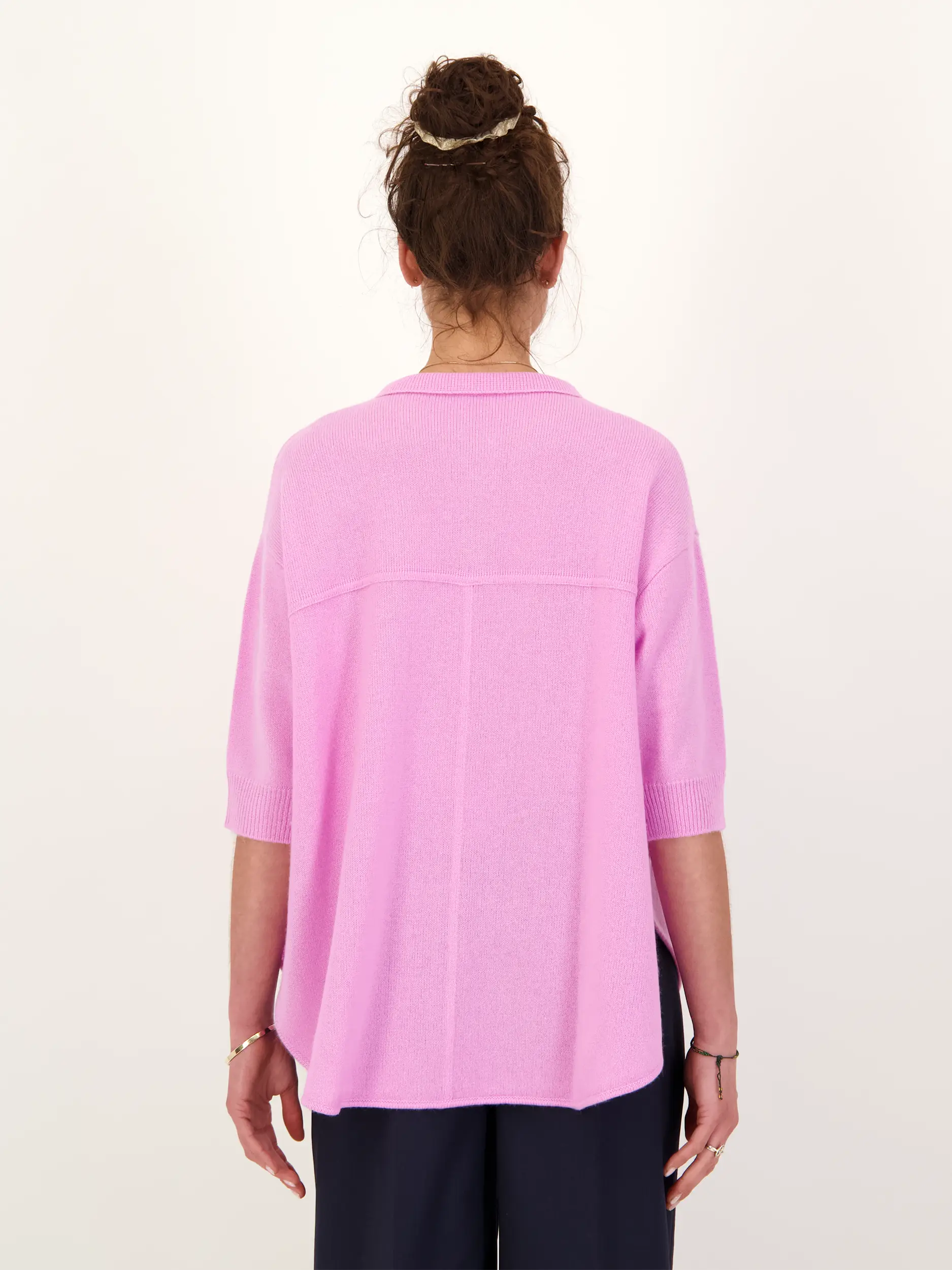 Strickjacke aus Kaschmir Mix - Artikel Rückseite getragen von einem Modell - Farbe: Rot