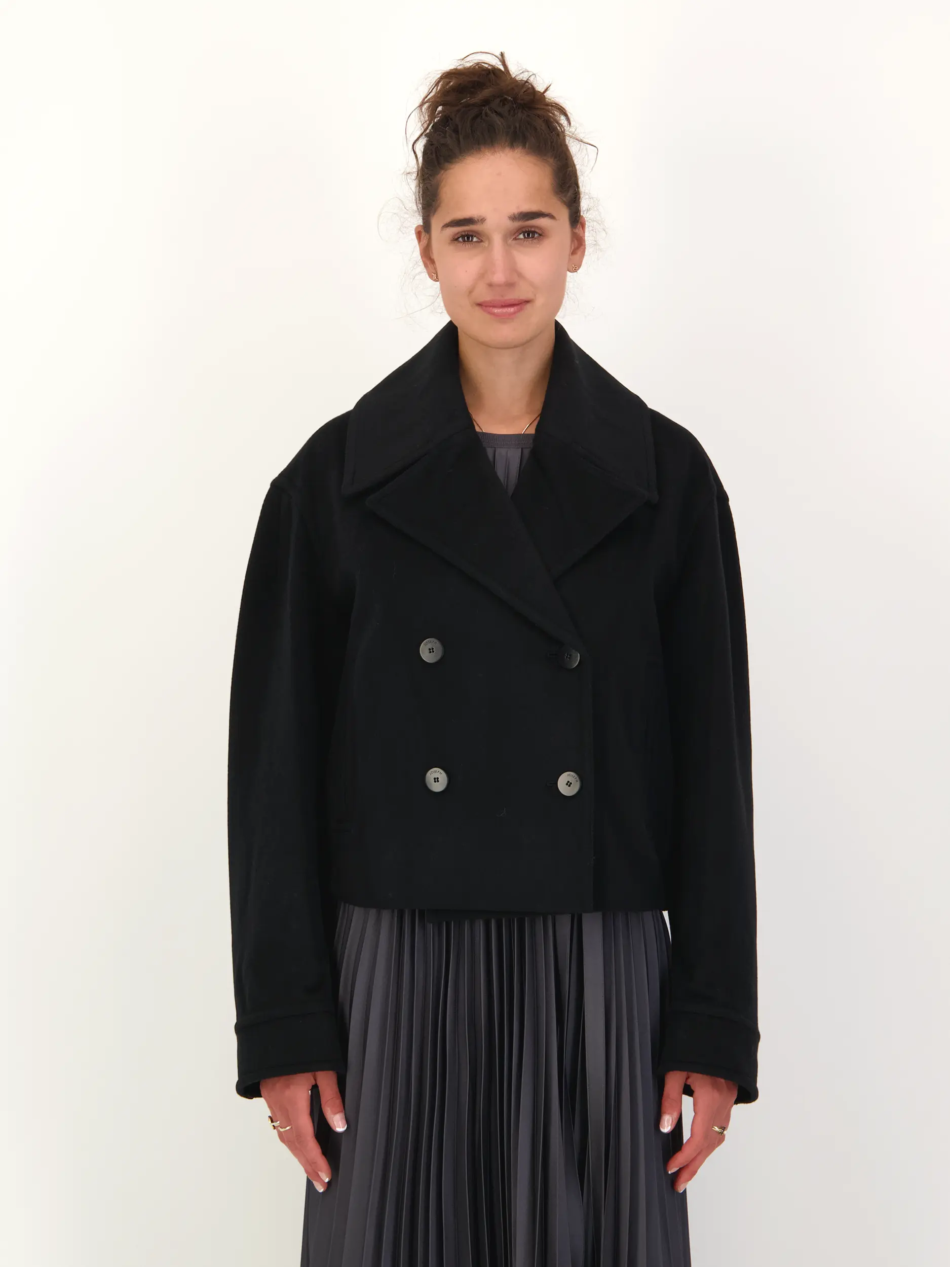 Jacke aus Wolle - Artikel Vorderseite getragen von einem Modell - Farbe: Schwarz
