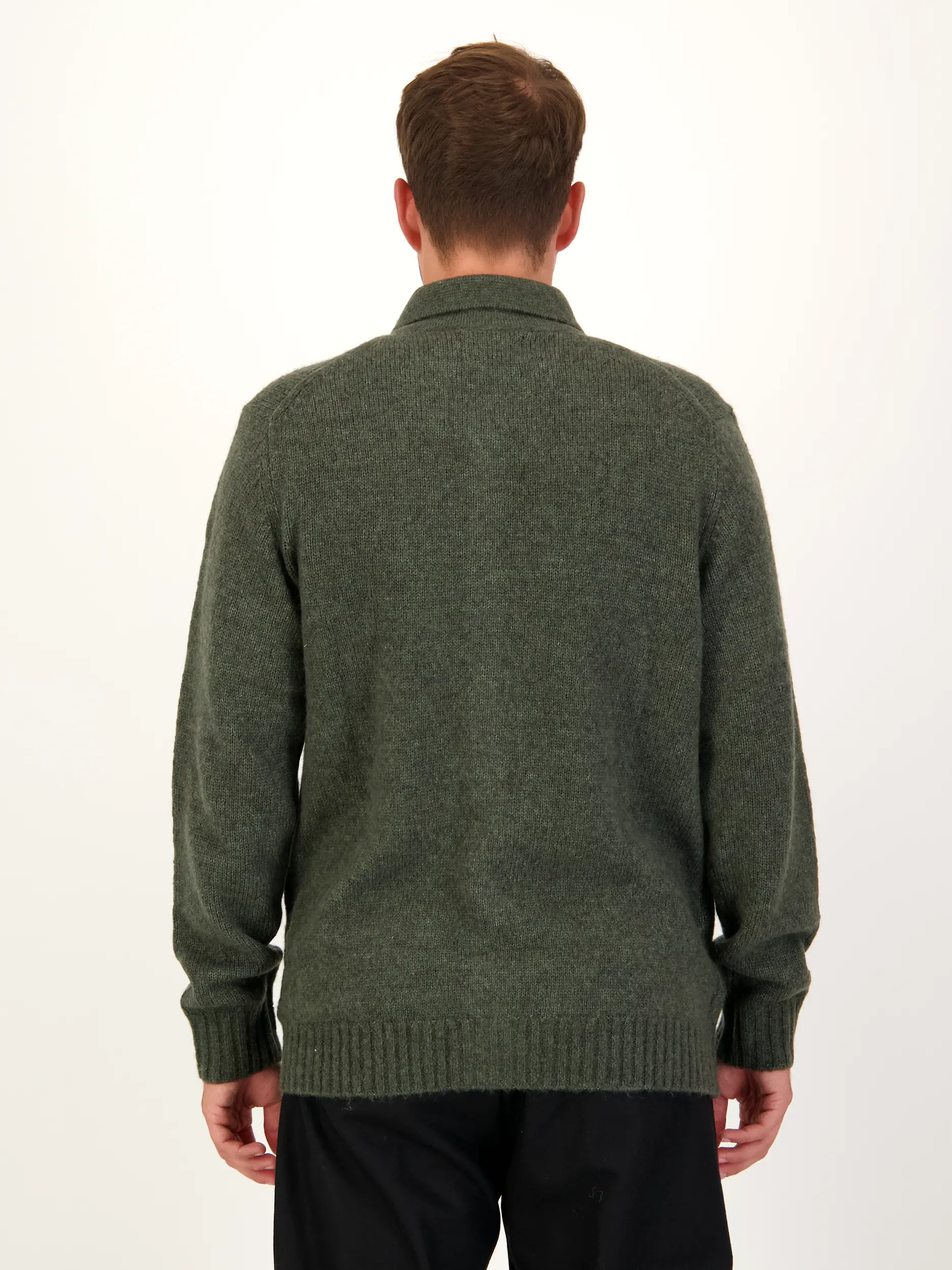 Strickjacke 'Lee' aus Merinowoll-Mix - Artikel Rückseite getragen von einem Modell - Farbe: Grün
