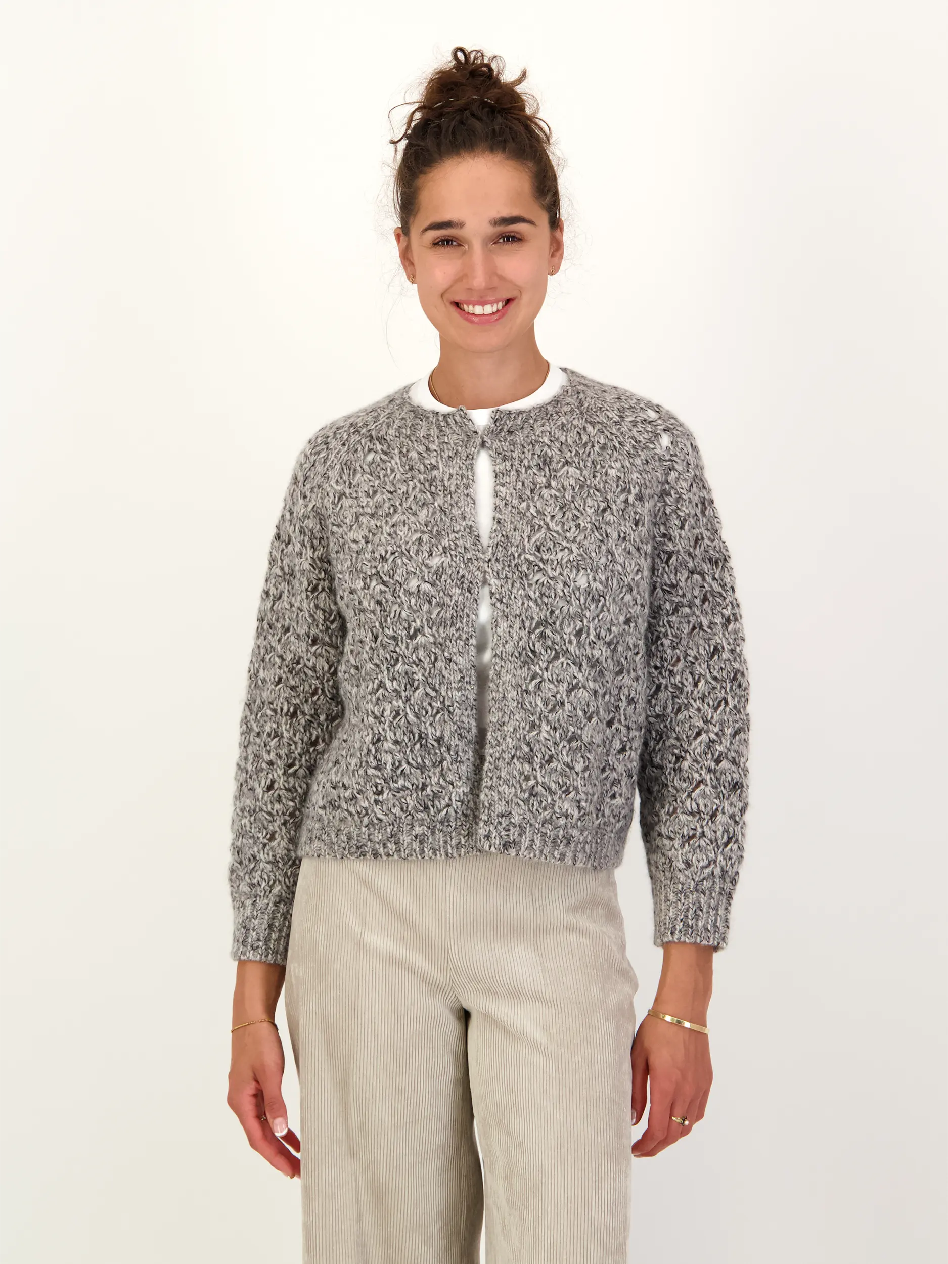 Strickjacke aus Kaschmir-Mix langarm - Artikel Vorderseite getragen von einem Modell - Farbe: Schwarz