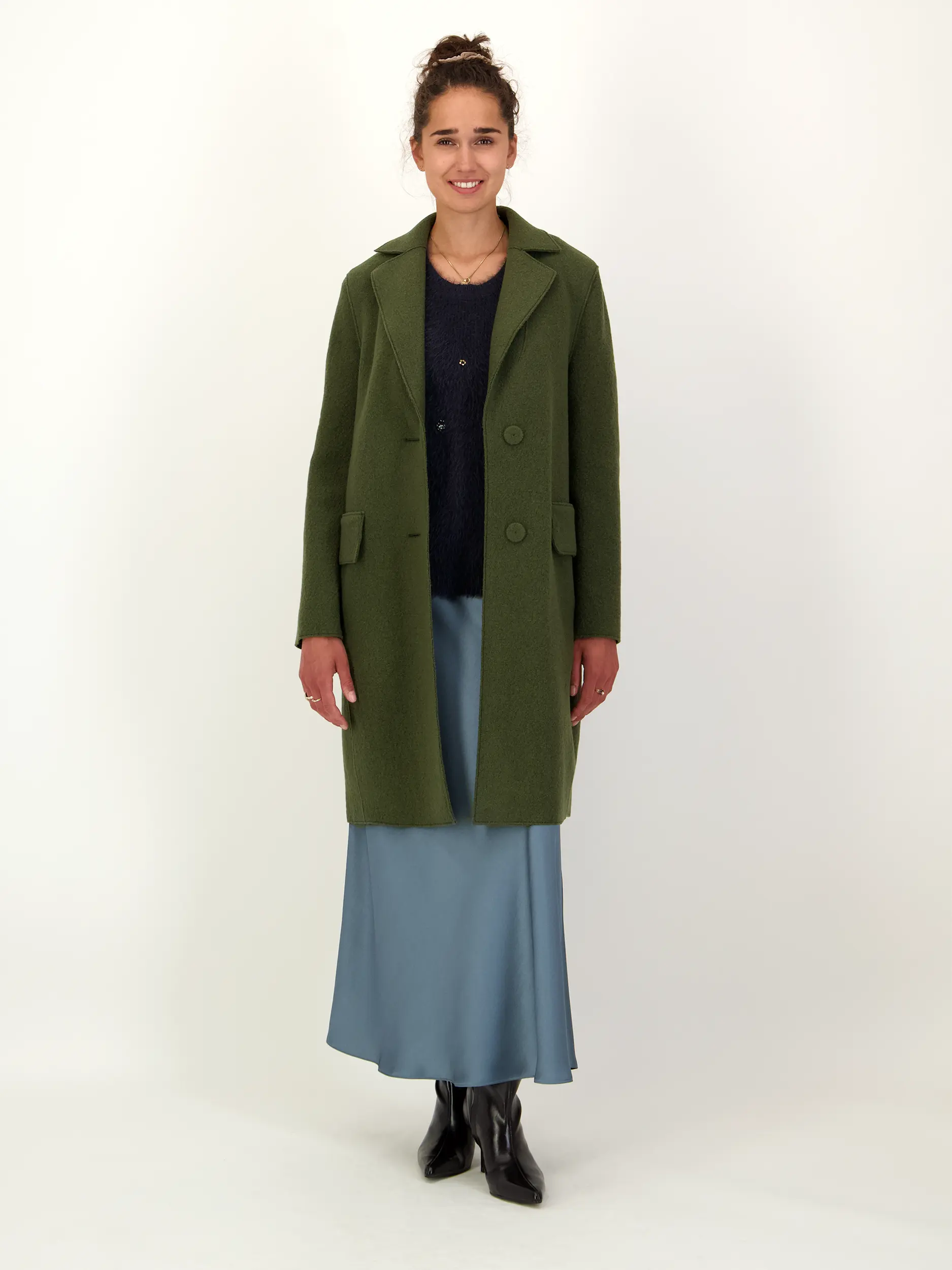 Wollmantel - Artikel Teil eines Outfits getragen von einem Modell