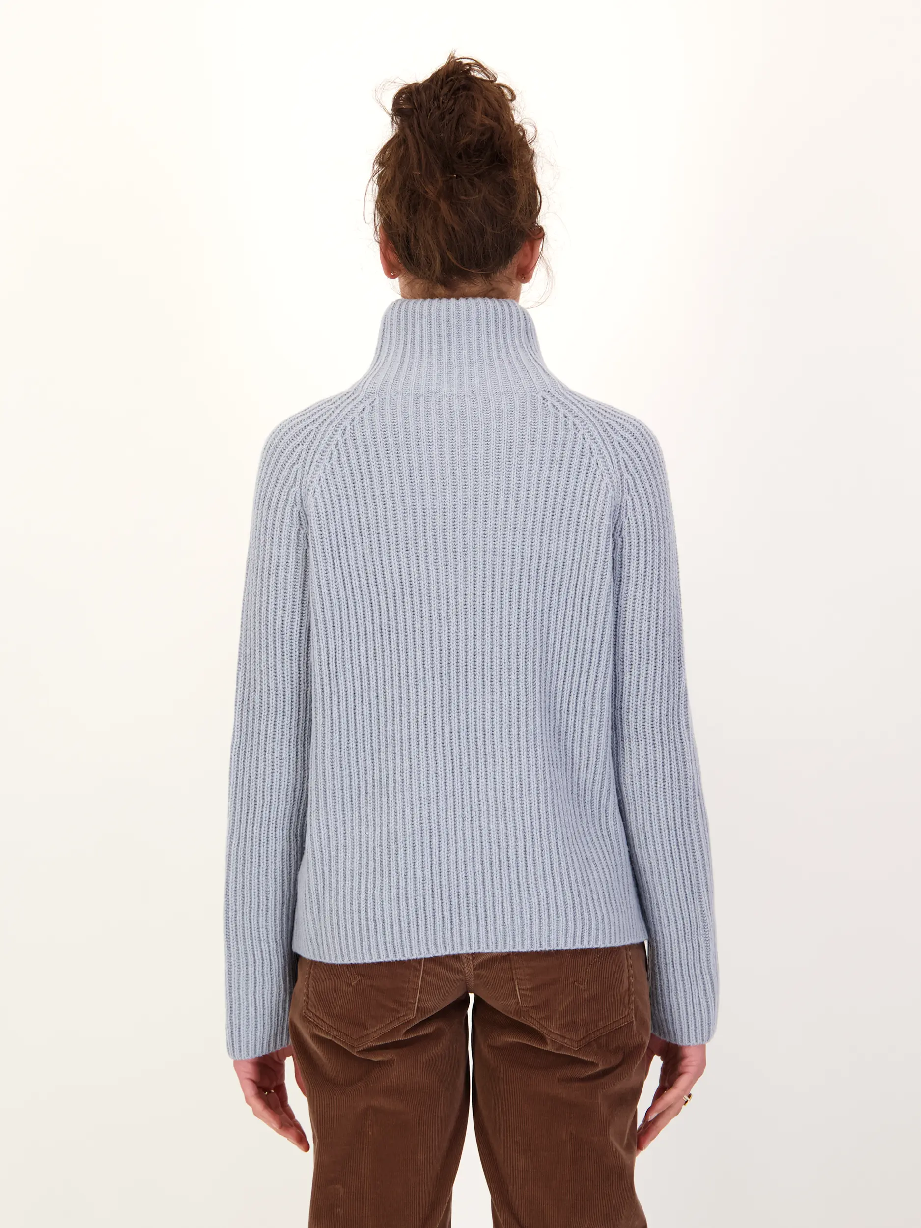 Pullover 'Arwen' aus Wolle - Artikel Rückseite getragen von einem Modell - Farbe: Blau