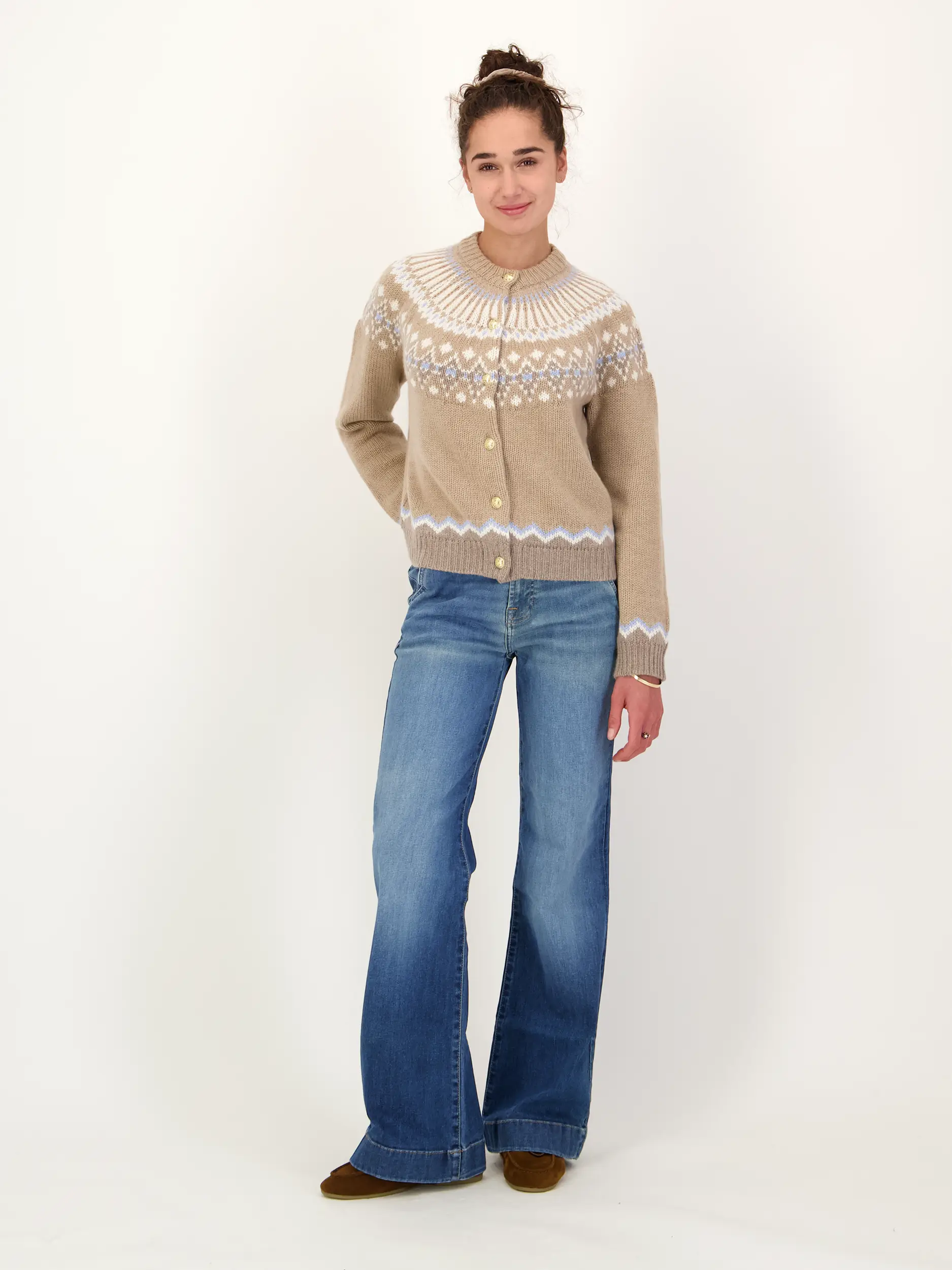 Gemusterte Strickjacke Studio 'Laura Fair Isle' aus Kaschmir langarm - Artikel Teil eines Outfits getragen von einem Modell - Farbe: Beige