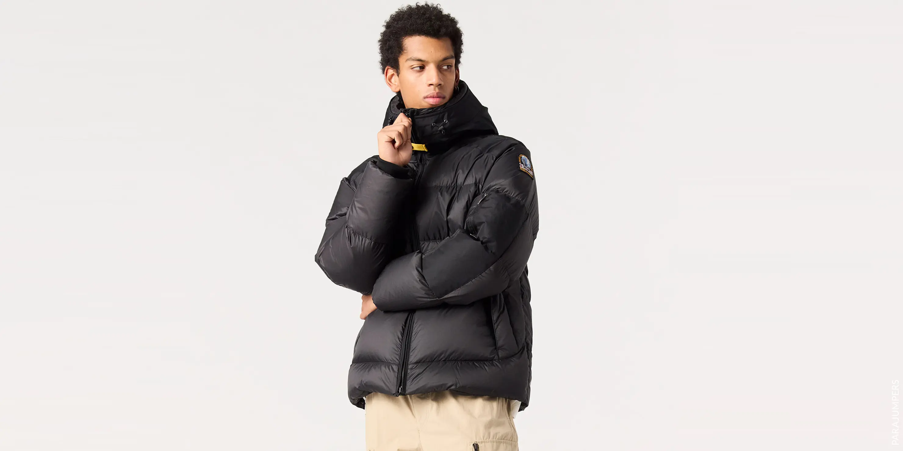 Das Bild zeigt einen Mann,  der eine Jacke von Parajumpers trägt.