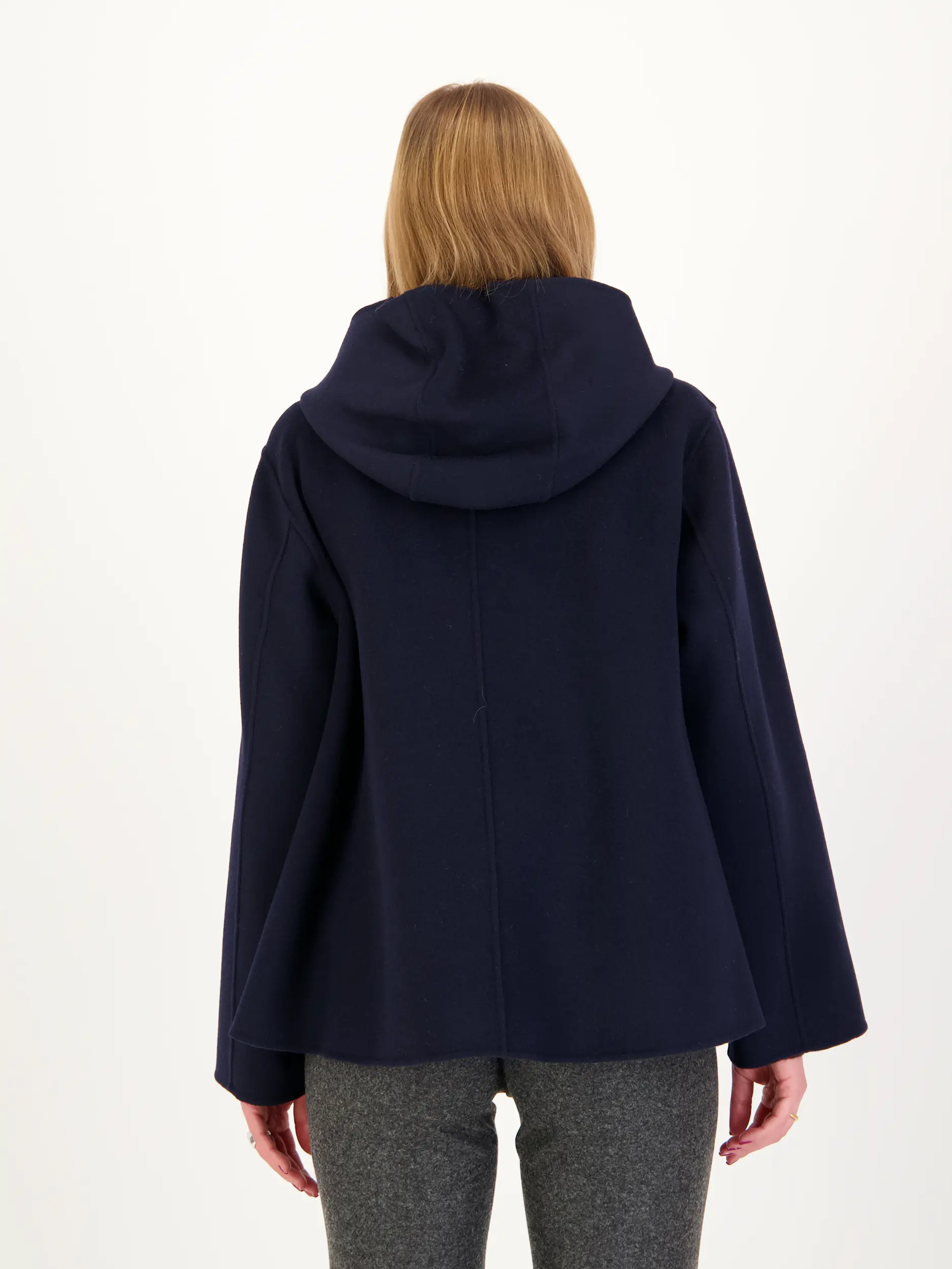 Wolljacke 'Roland' - Artikel Rückseite getragen von einem Modell - Farbe: Blau