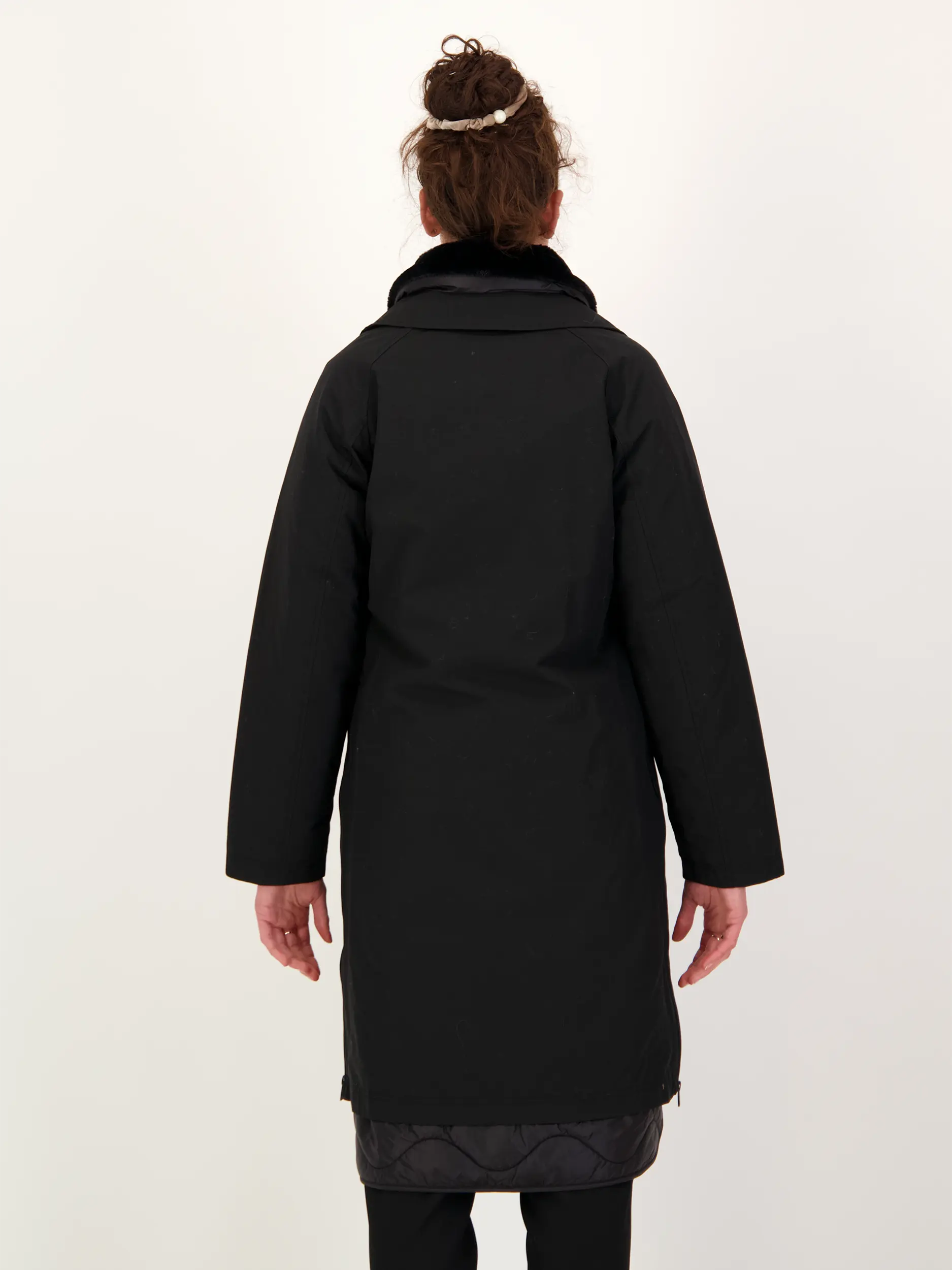 3-in 1 Mantel 'All Weather' - Artikel Rückseite getragen von einem Modell - Farbe: Schwarz