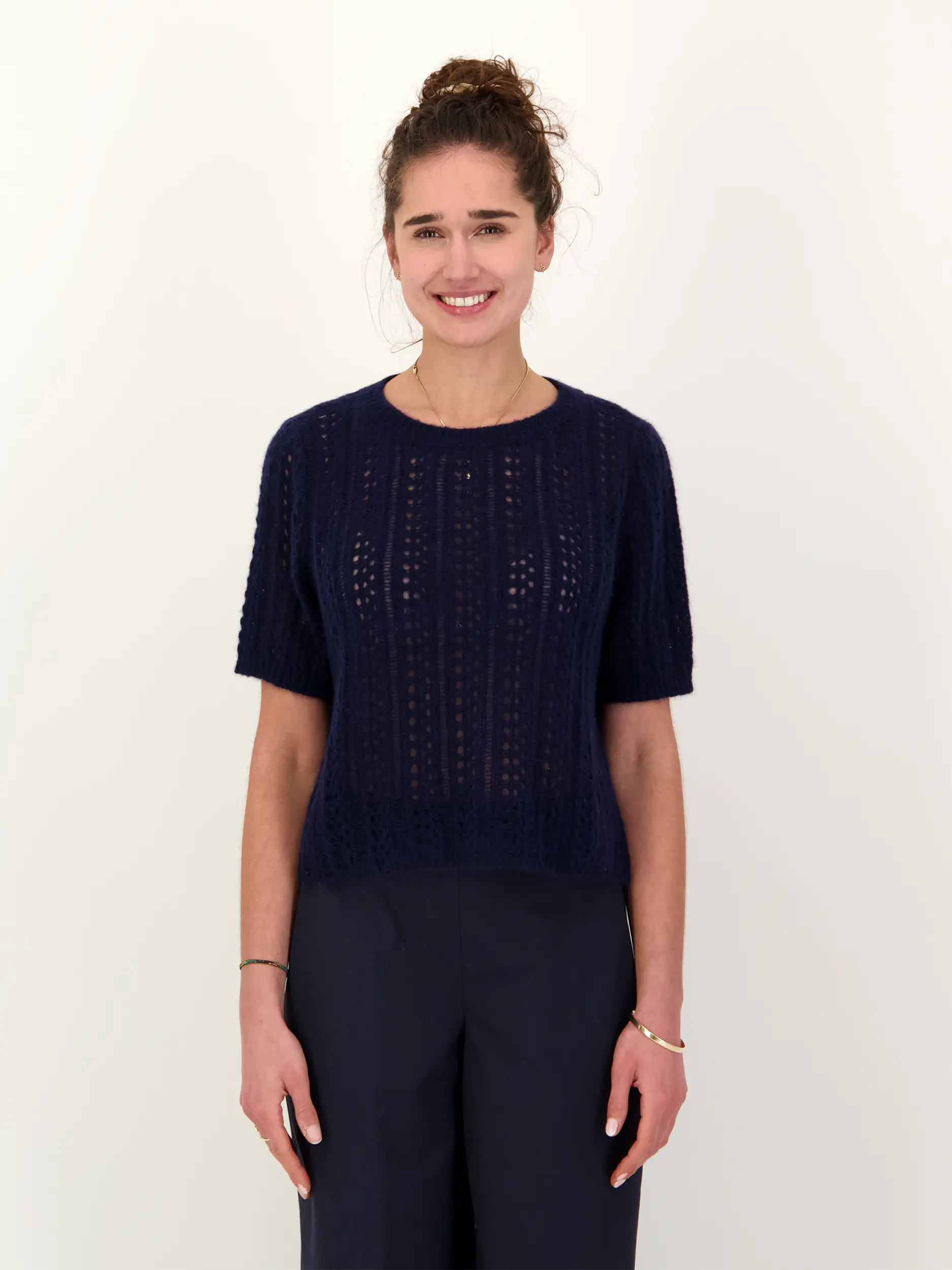 Pullover 'Sakura' aus Kaschmir Seide Mix - Artikel Vorderseite getragen von einem Modell - Farbe: Blau