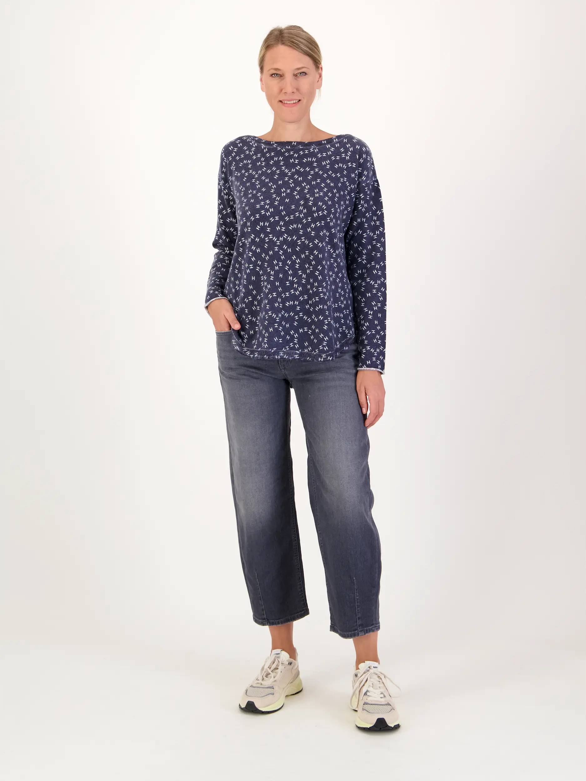 Gemusterter Pullover aus Kaschmir langarm - Artikel Teil eines Outfits getragen von einem Modell - Farbe: Blau