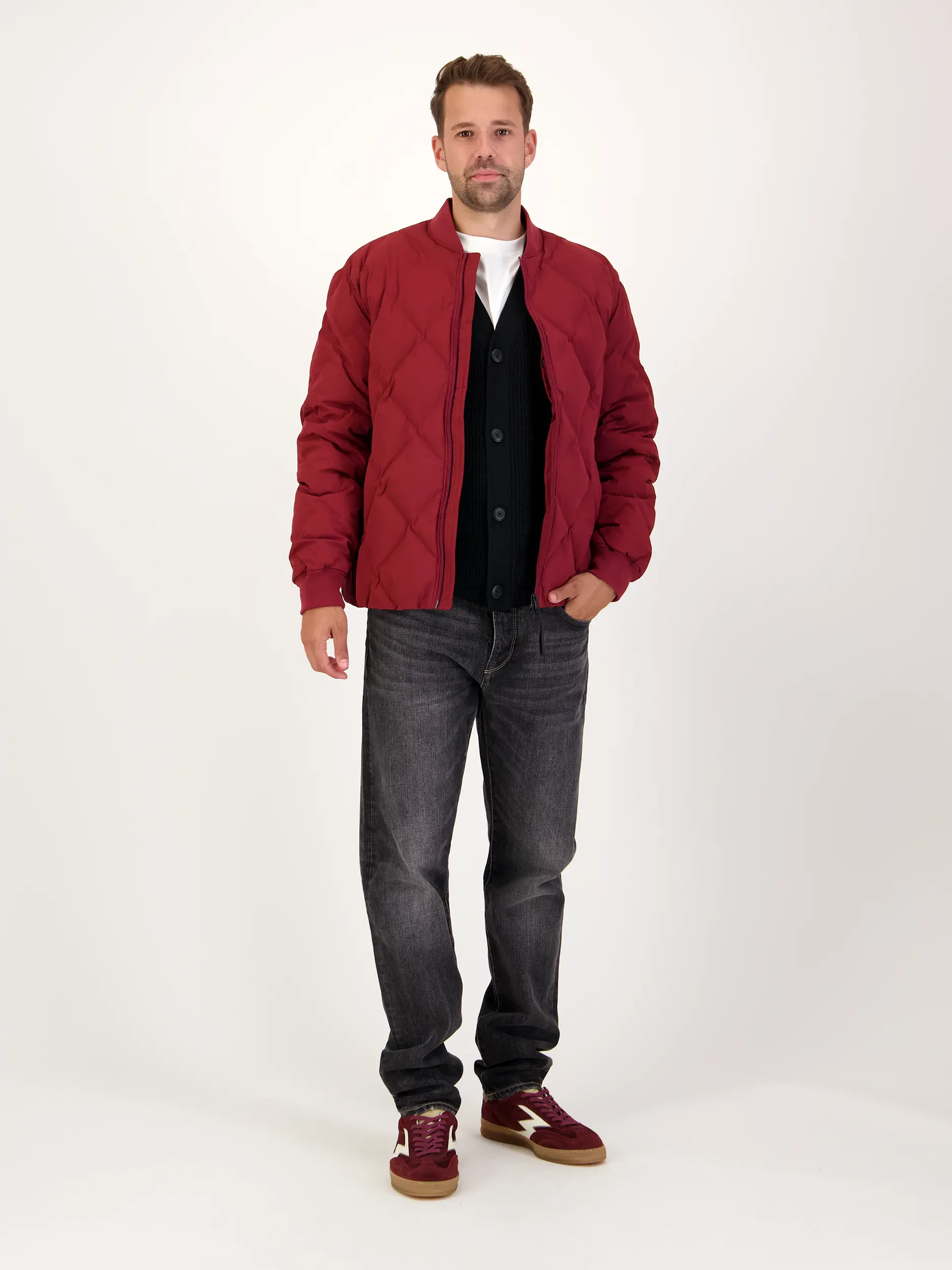 Strickjacke 'Farpo' aus Woll-Mix - Artikel Teil eines Outfits getragen von einem Modell - Farbe: Schwarz