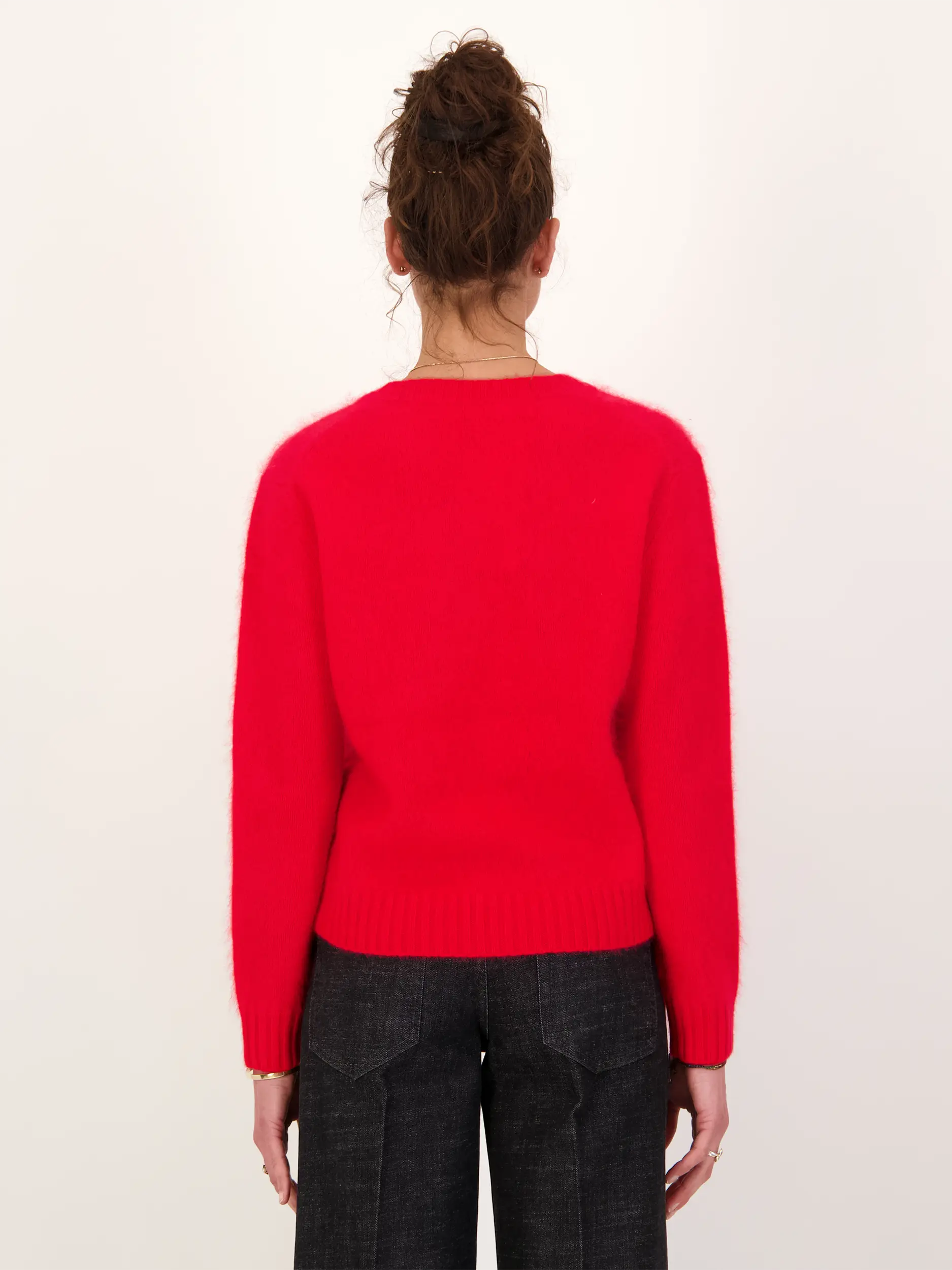 Pullover 'Fluffy Statements' aus Wolle langarm - Artikel Rückseite getragen von einem Modell - Farbe: Rot