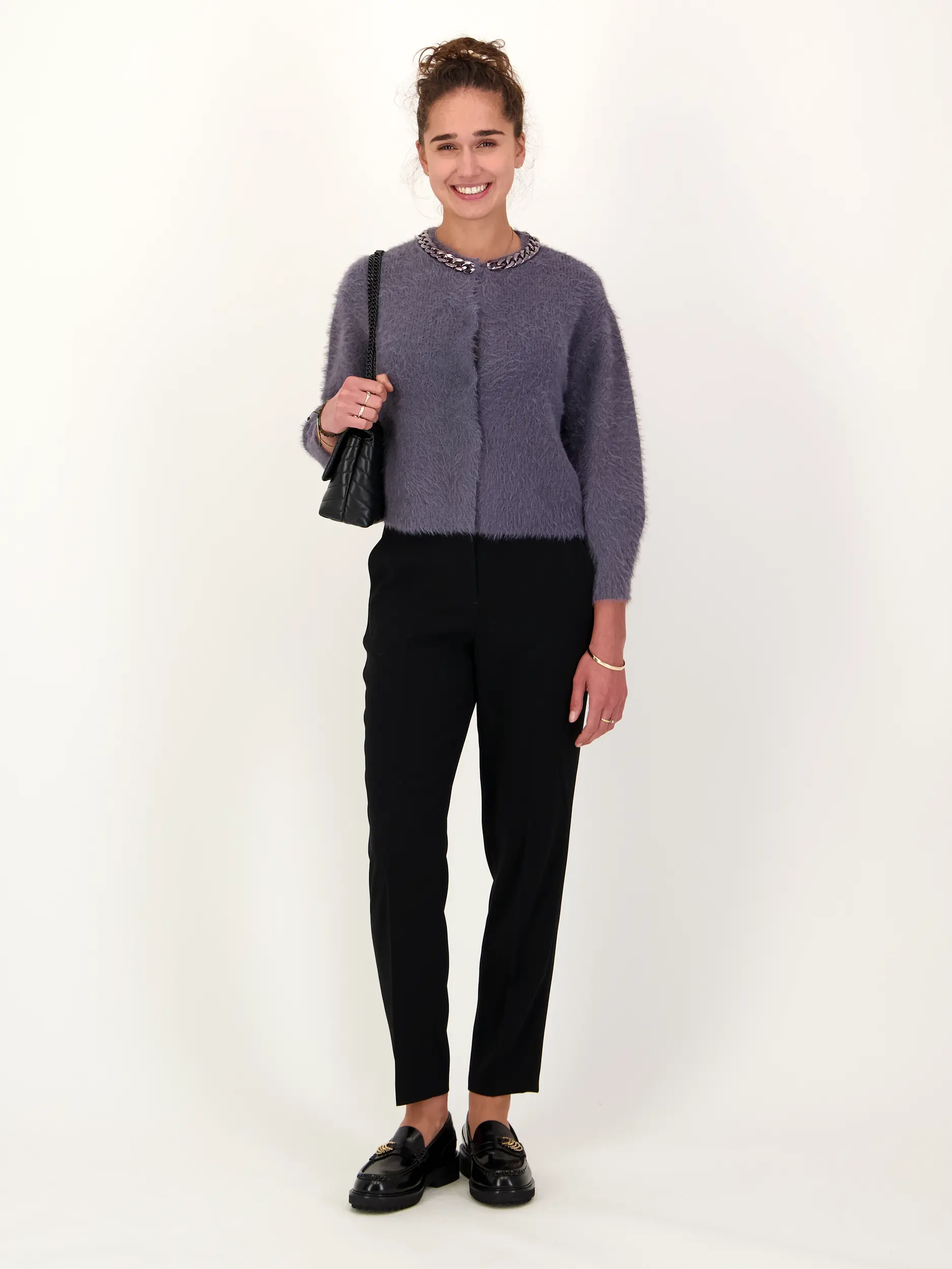 Strickjacke aus Wolle - Artikel Teil eines Outfits getragen von einem Modell - Farbe: Grau