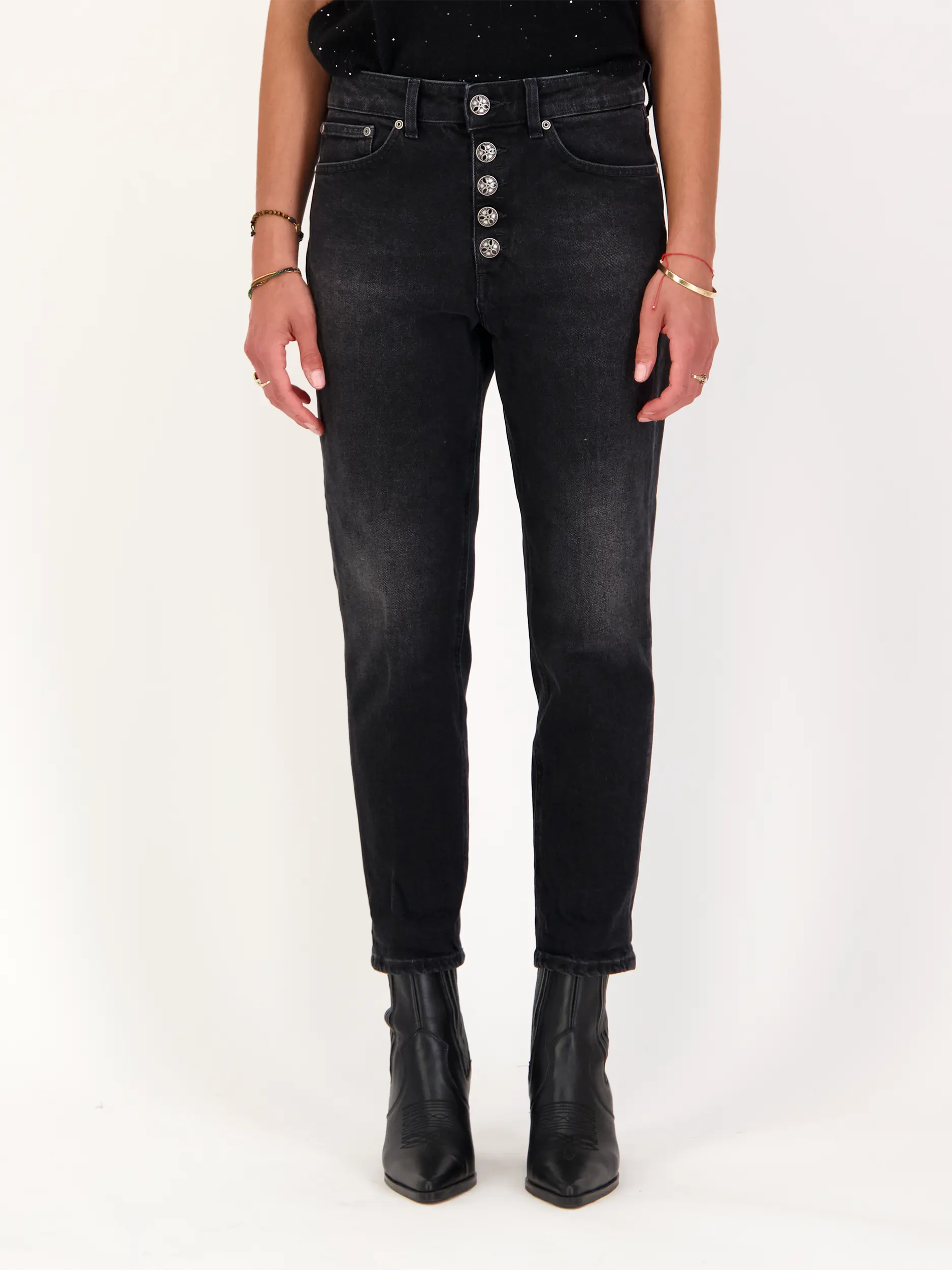 High Rise Loose Fit Jeans 'Koons' - Artikel Vorderseite getragen von einem Modell - Farbe: Schwarz