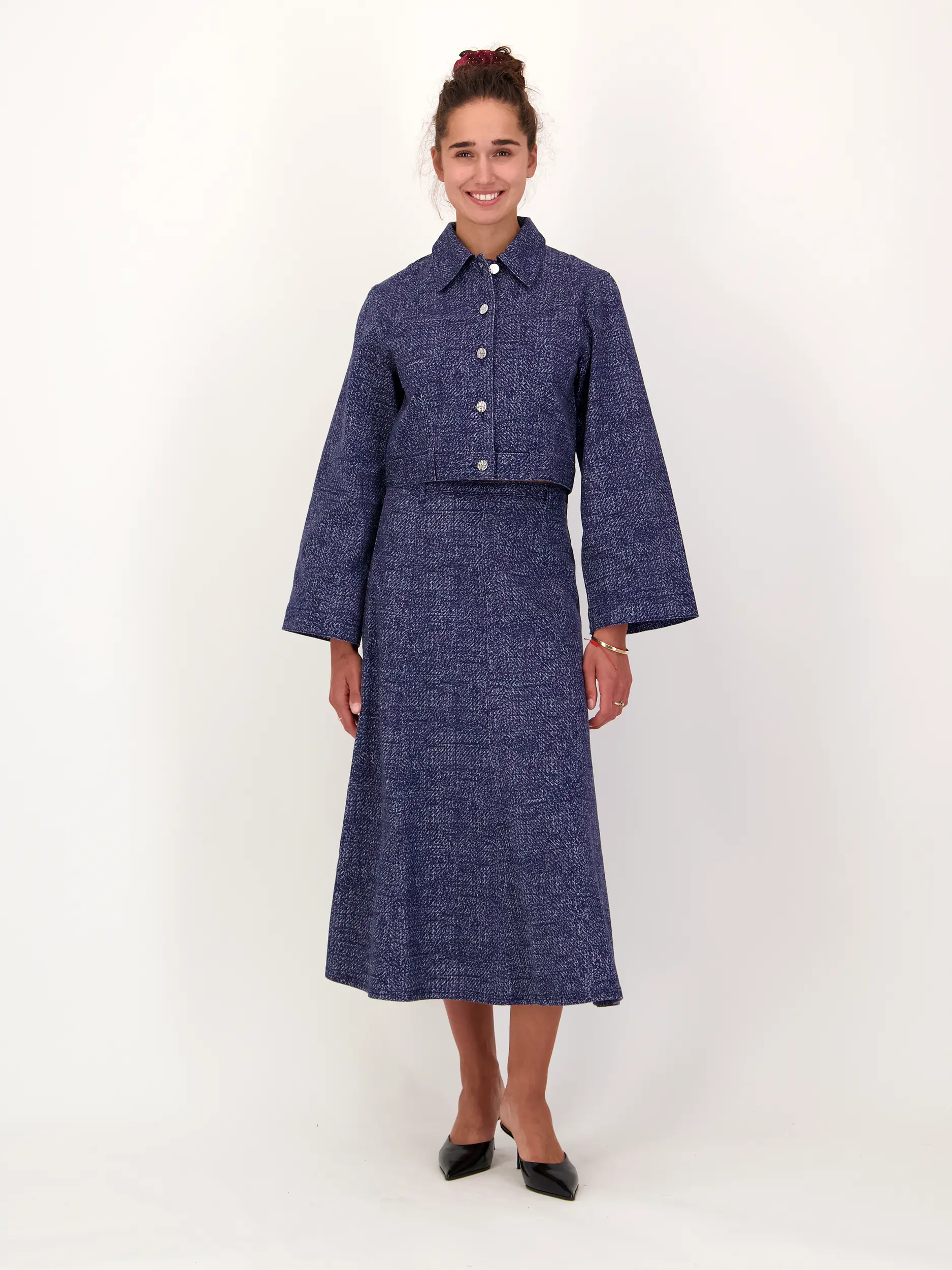 Midirock - Artikel Teil eines Outfits getragen von einem Modell - Farbe: Blau