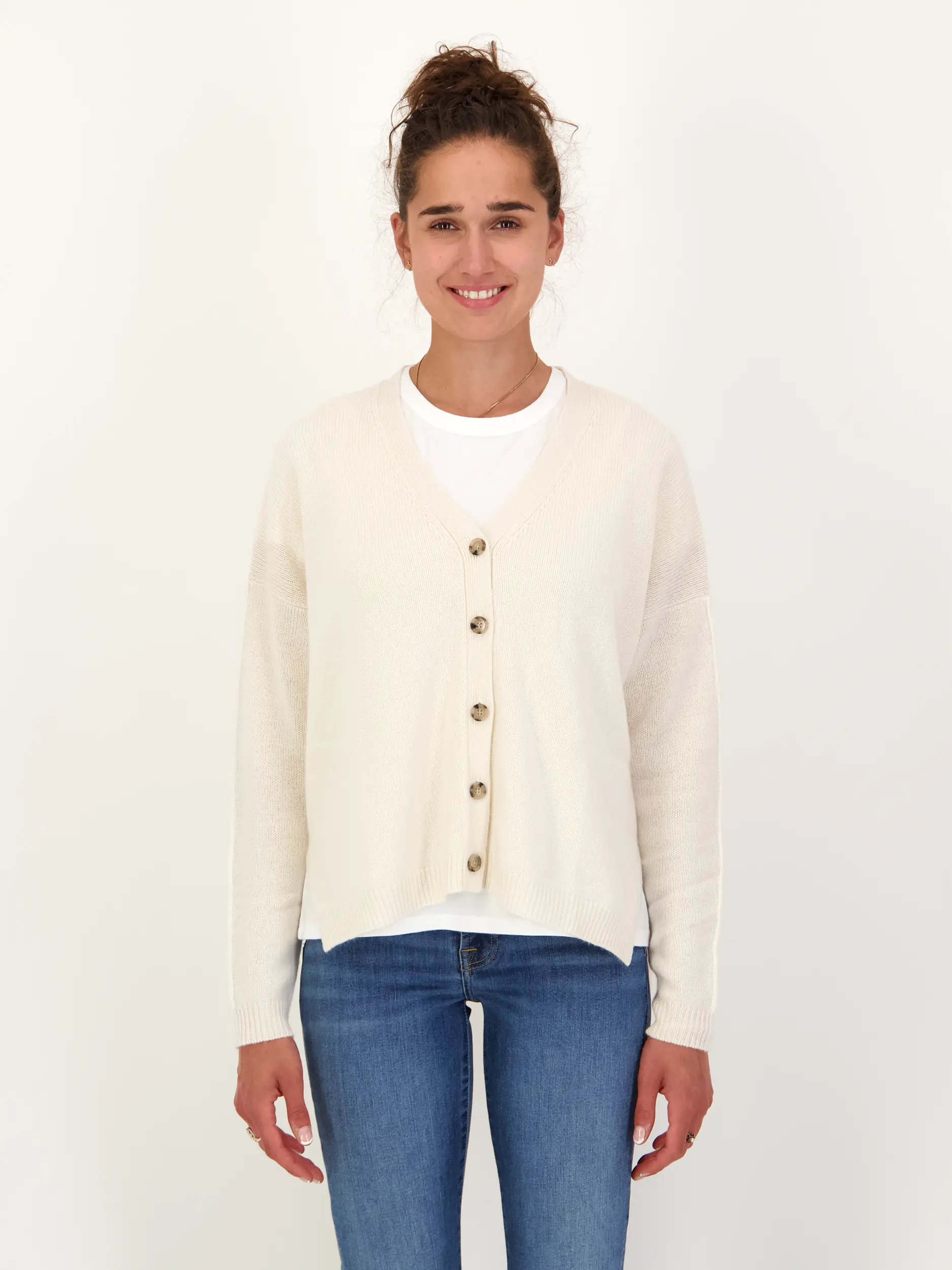 Strickjacke aus Kaschmir - Artikel Vorderseite getragen von einem Modell - Farbe: Creme