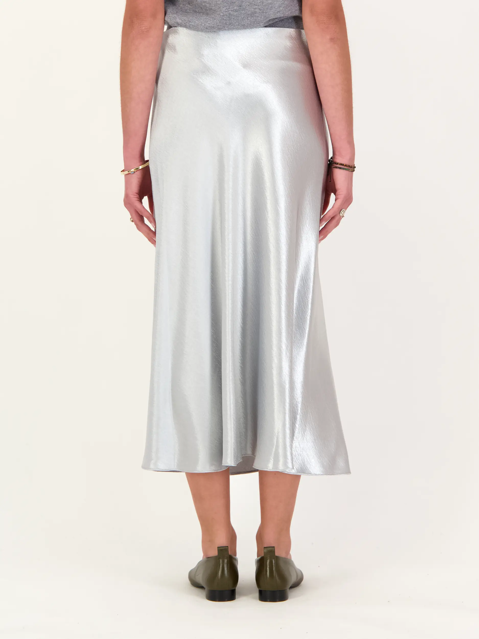 Midi Satinrock - Artikel Rückseite getragen von einem Modell - Farbe: Grau