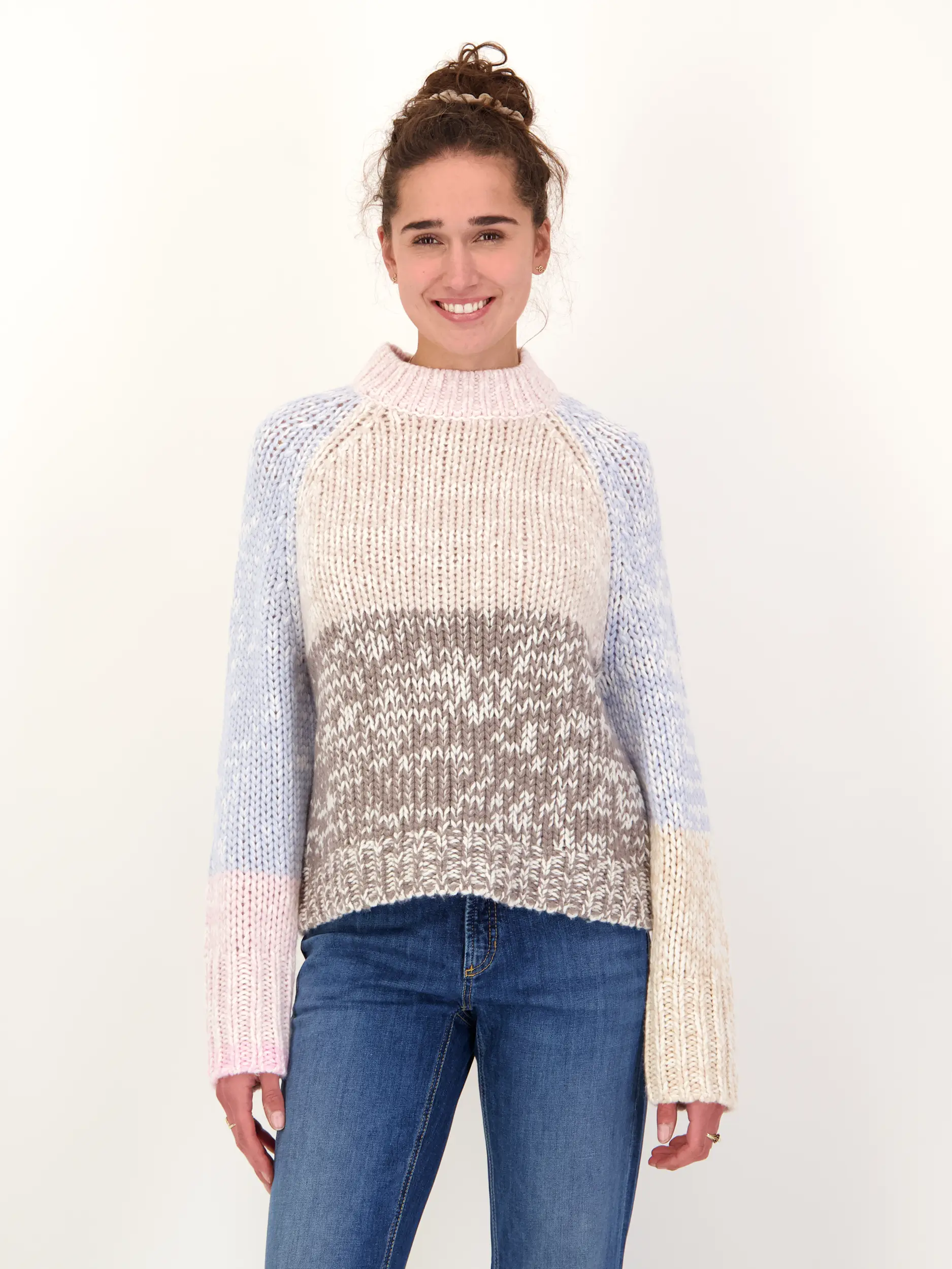 Gemusterter Pullover 'Ace' aus Wolle langarm - Artikel Vorderseite getragen von einem Modell - Farbe: Braun