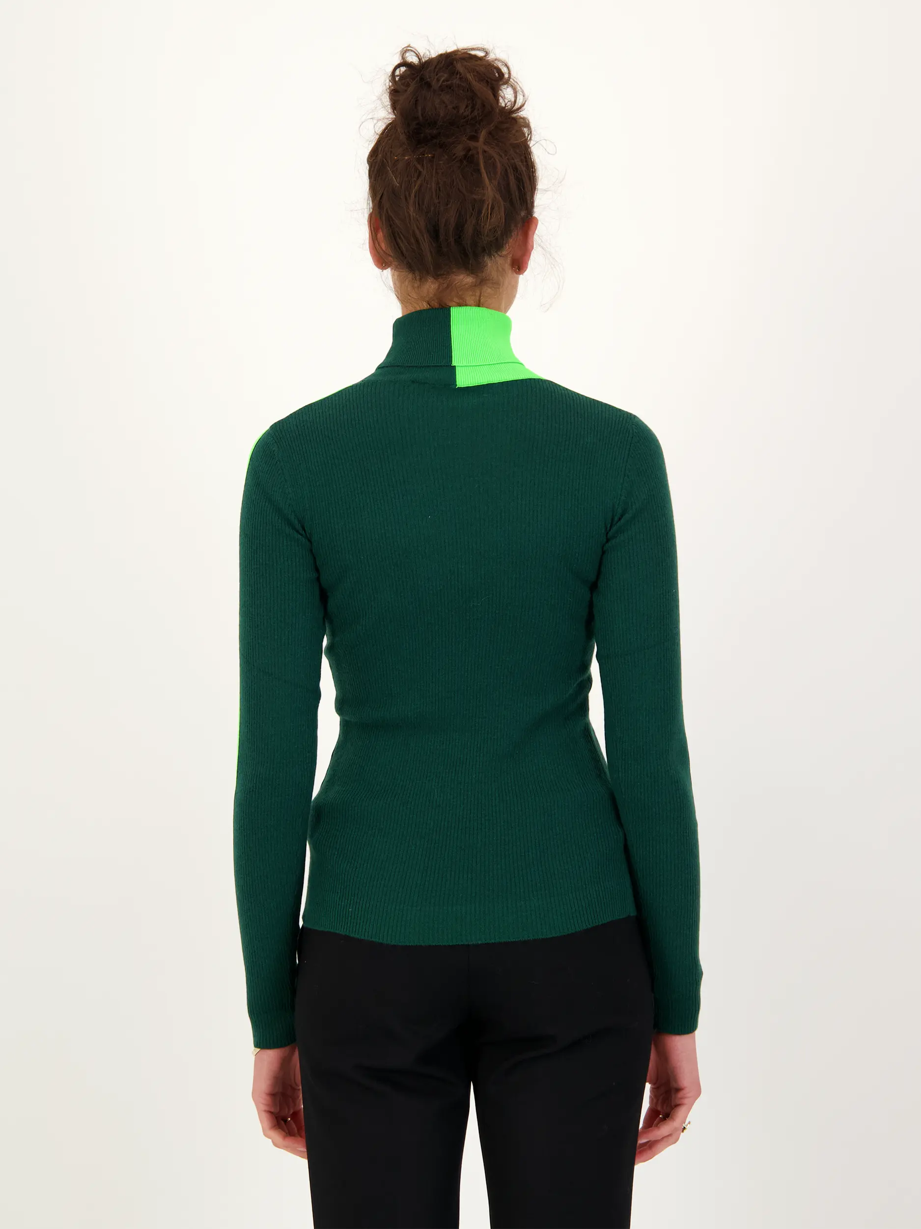 Langarmshirt 'Iffort' mit Tunnelneck - Artikel Rückseite getragen von einem Modell - Farbe: Grün