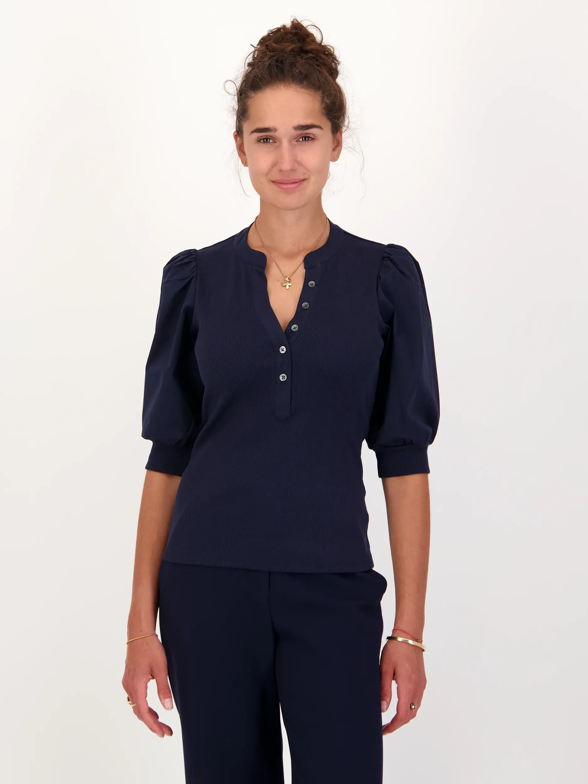 Shirt 'Coralee' kurzarm - Artikel Vorderseite getragen von einem Modell - Farbe: Blau