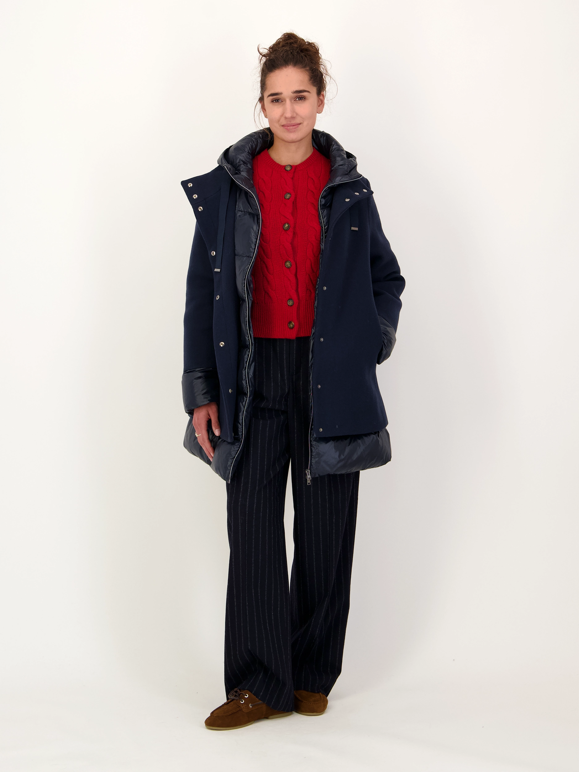 Kurzmantel aus Woll-Mix - Artikel Teil eines Outfits getragen von einem Modell - Farbe: Blau Kurzmantel aus Woll-Mix - Artikel Teil eines Outfits getragen von einem Modell - Farbe: Blau