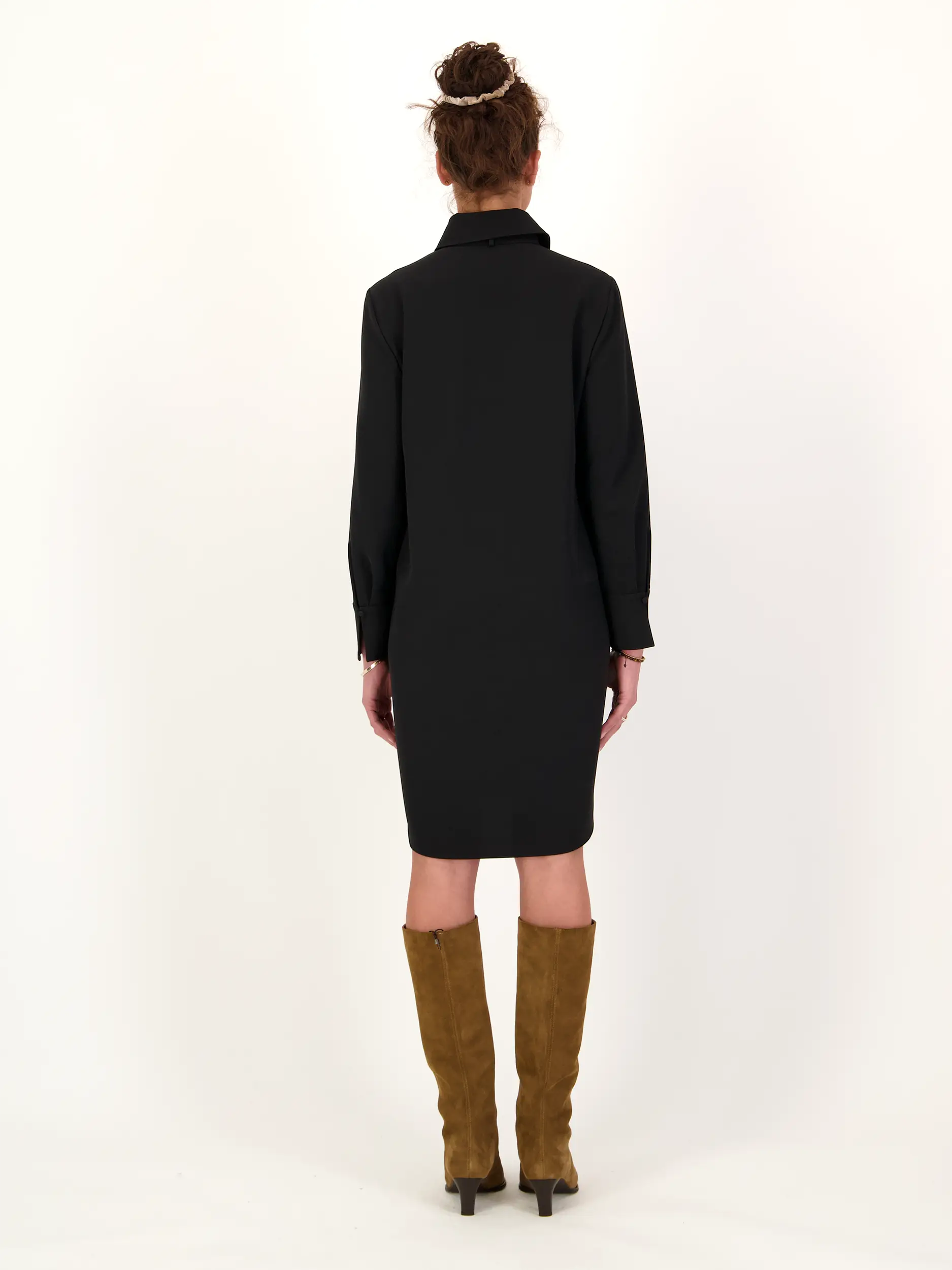 Hemdblusenkleid  - Artikel Rückseite getragen von einem Modell - Farbe: Schwarz