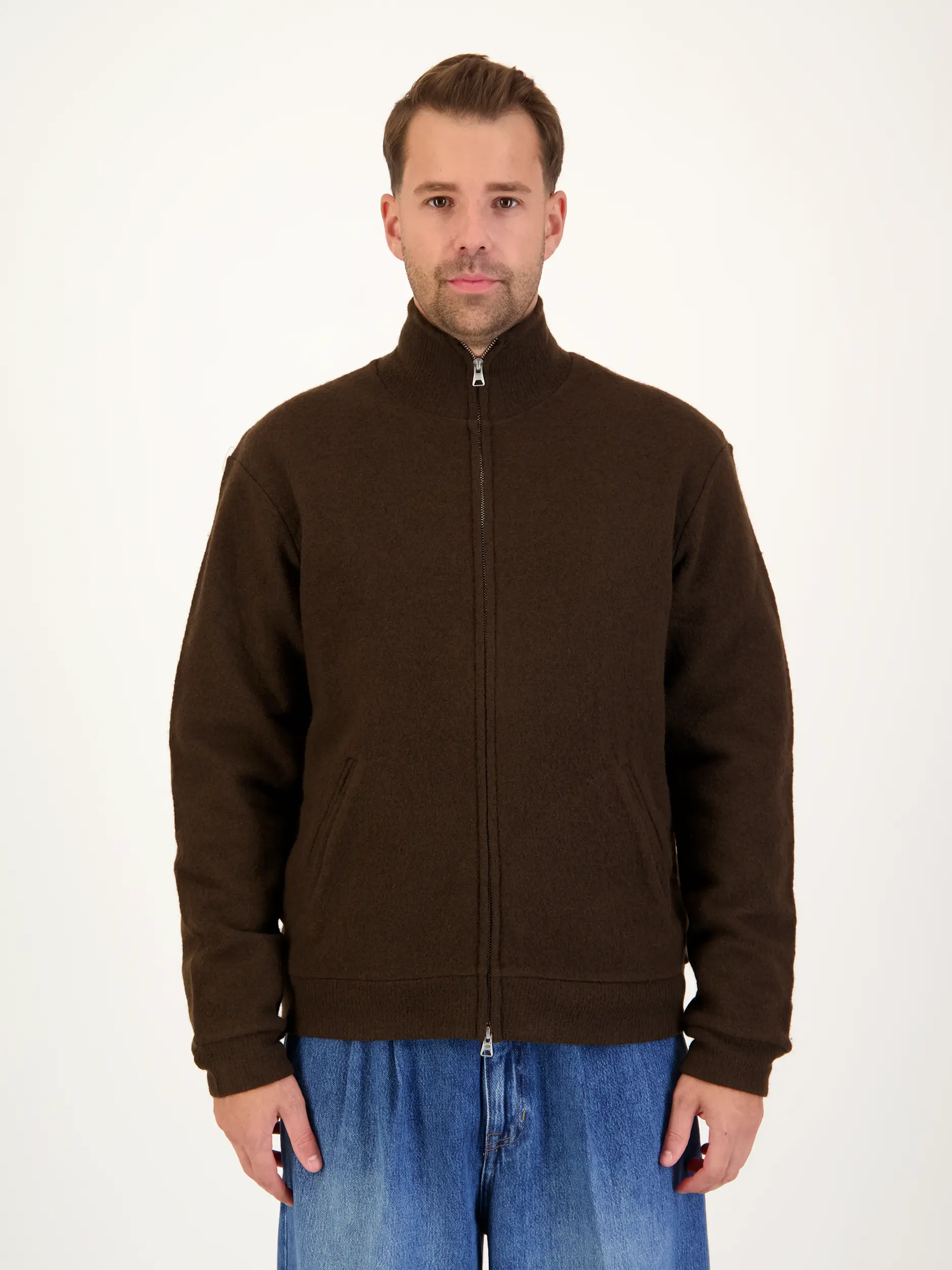 Strickjacke 'Boiled' aus Wolle langarm - Artikel Vorderseite getragen von einem Modell - Farbe: Braun