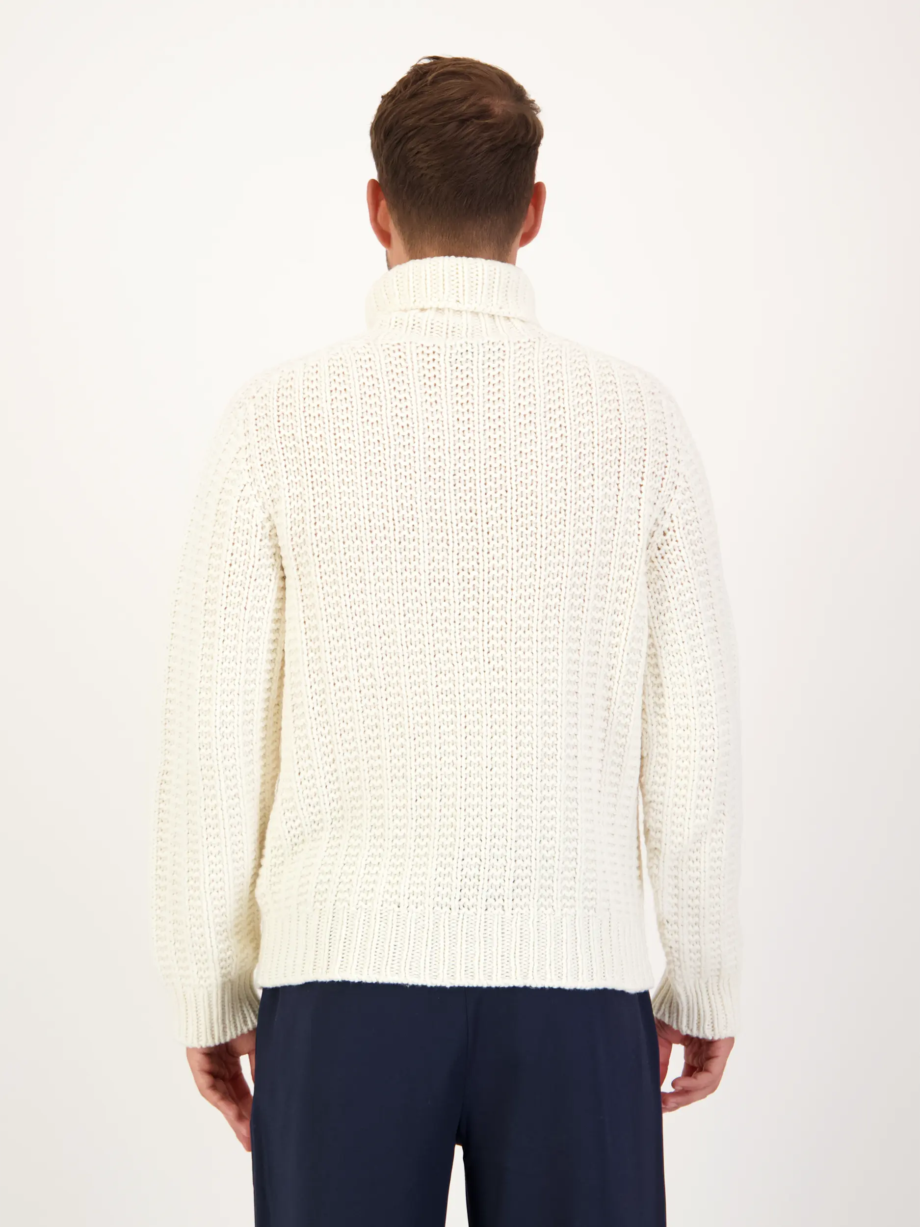 Rollkragenpullover 'Finar' aus Woll-Mix langarm - Artikel Rückseite getragen von einem Modell - Farbe: Creme