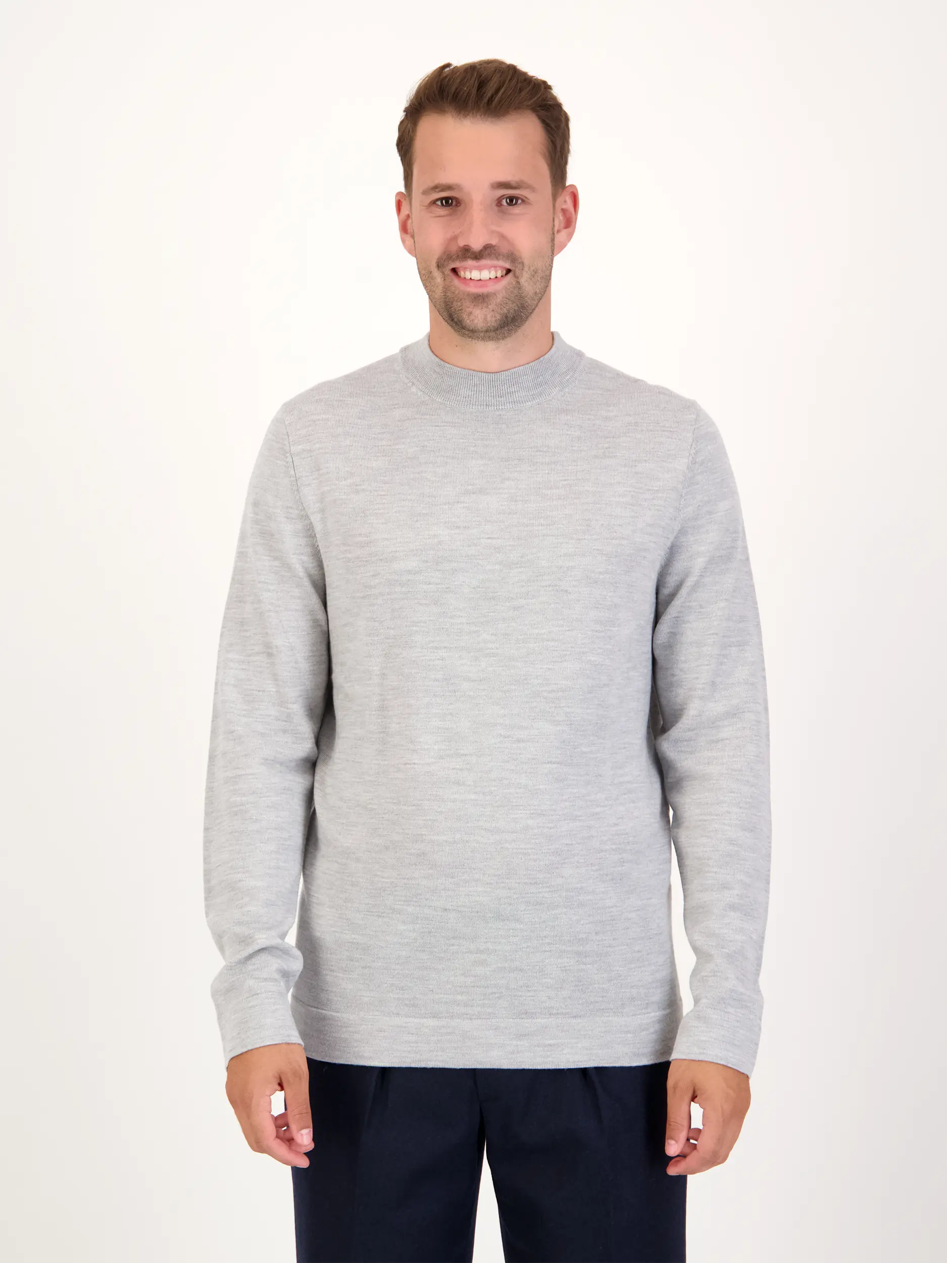 Pullover 'Arwon' aus Schurwolle langarm - Artikel Vorderseite getragen von einem Modell - Farbe: Grau
