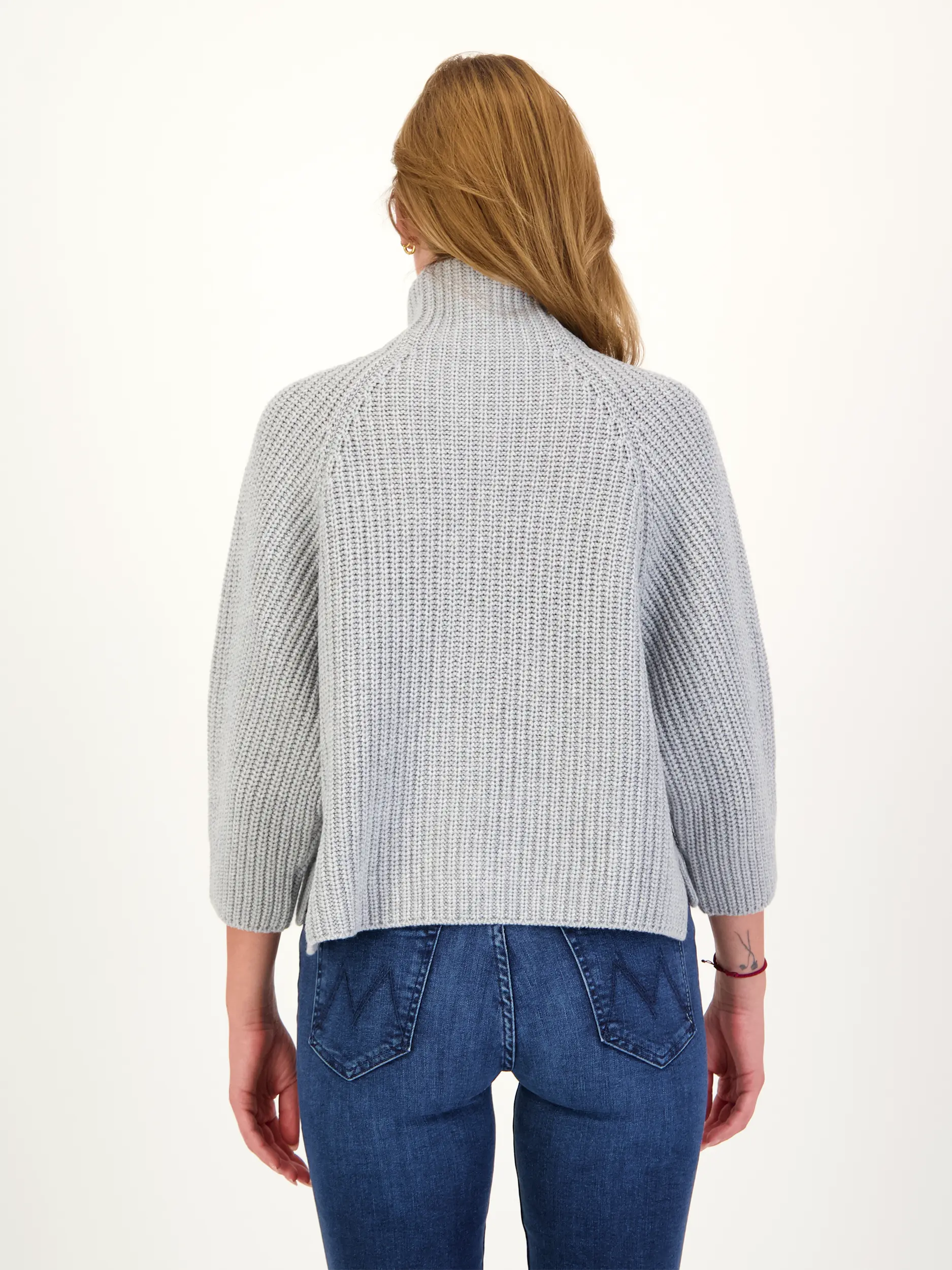 Strickjacke 'Fallou zip' aus Kaschmir - Artikel Rückseite getragen von einem Modell - Farbe: Grau