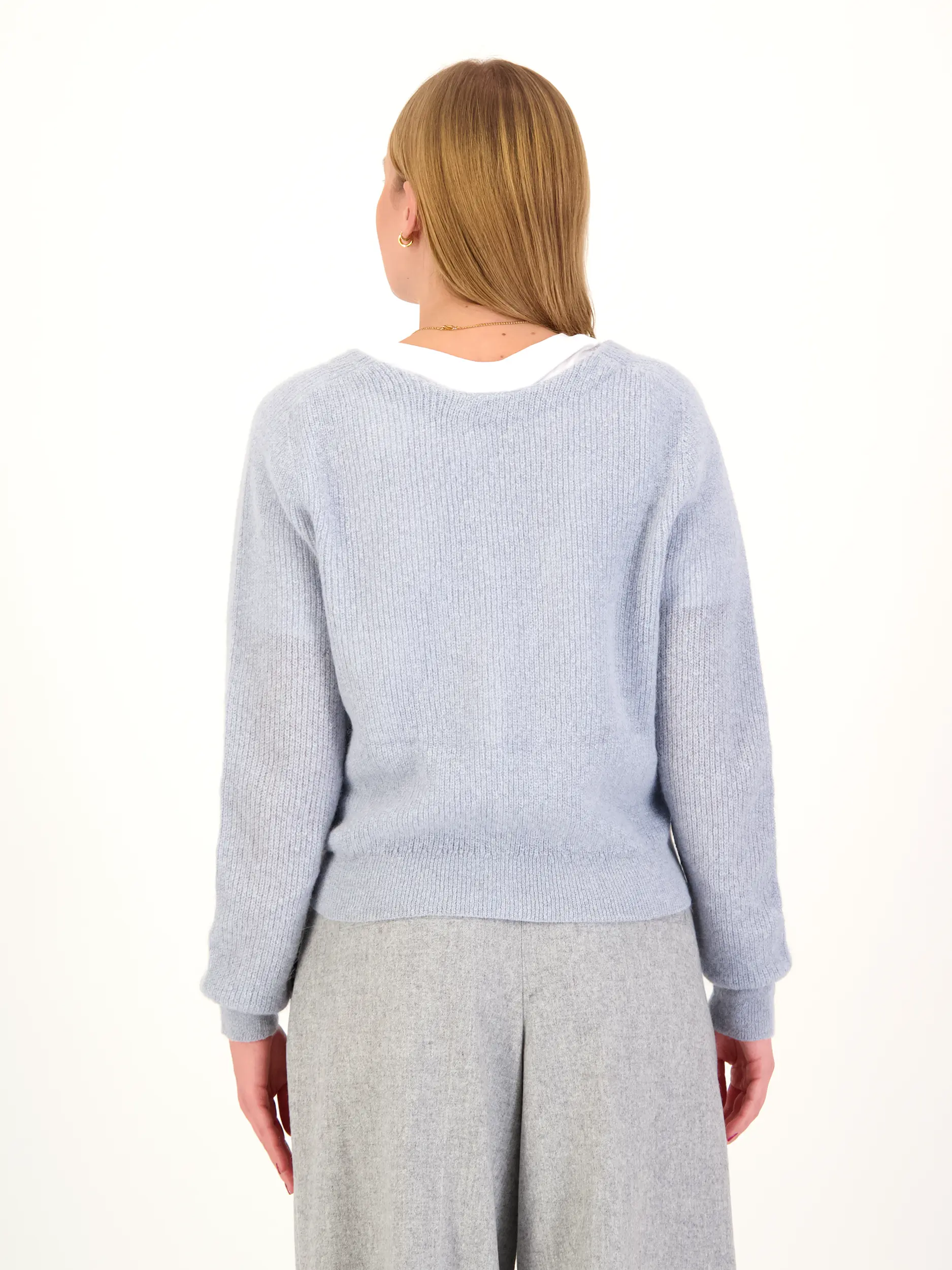 Strickjacke 'Gertija' langarm - Artikel Rückseite getragen von einem Modell - Farbe: Blau