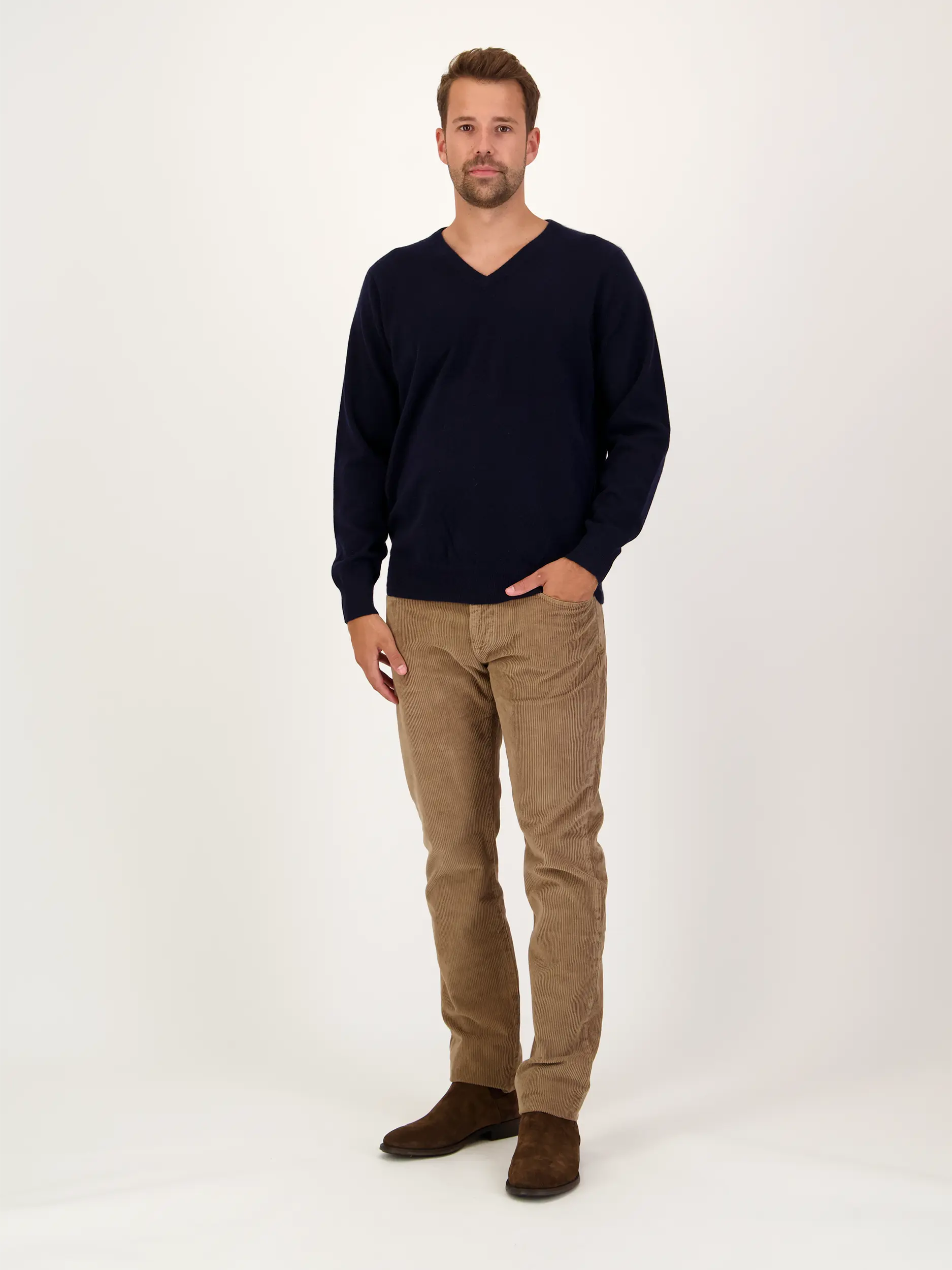 Pullover aus Kaschmir langarm - Artikel Teil eines Outfits getragen von einem Modell - Farbe: Blau