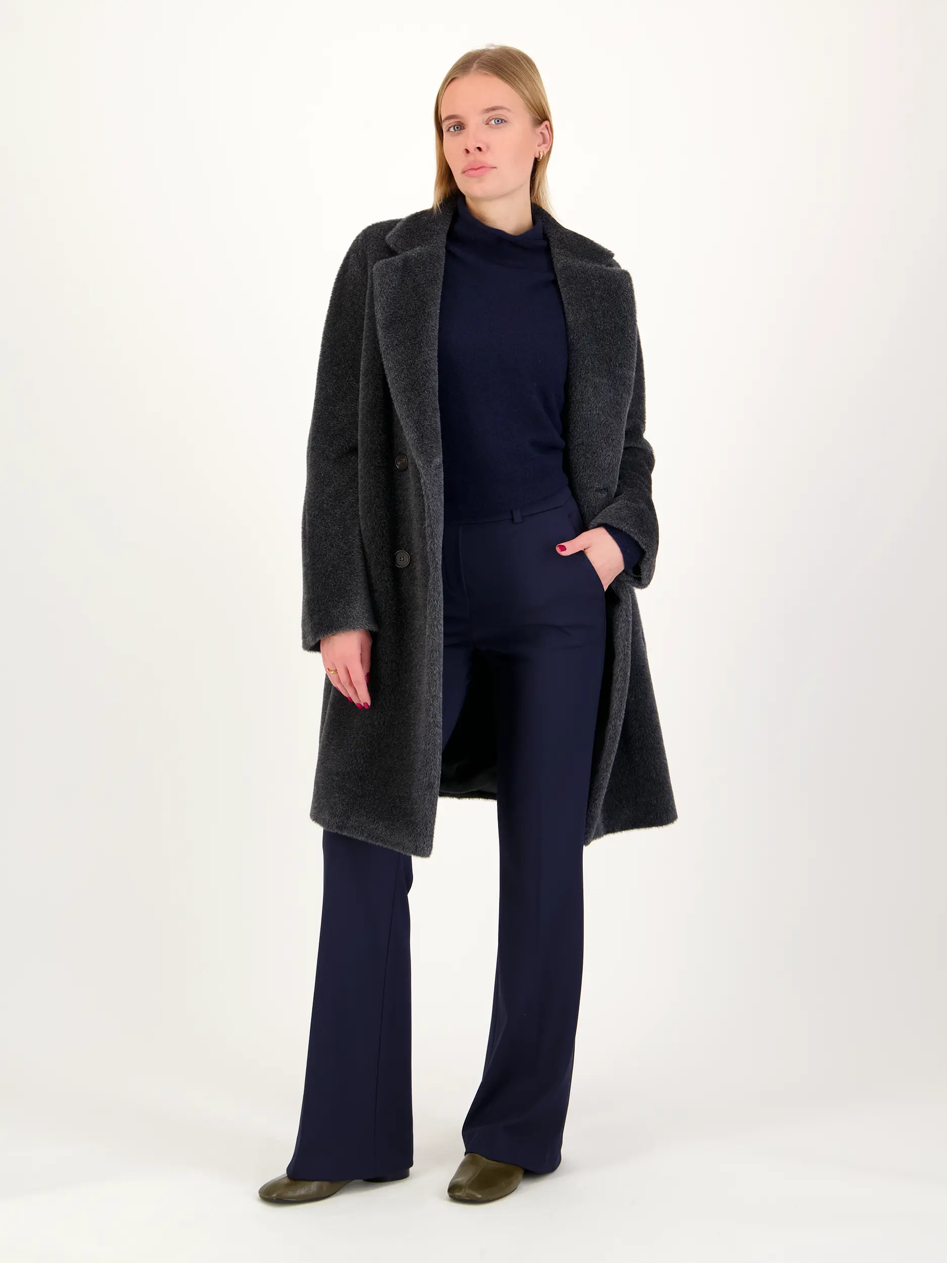 Business Hose 'Asha' - Artikel Teil eines Outfits getragen von einem Modell - Farbe: Blau