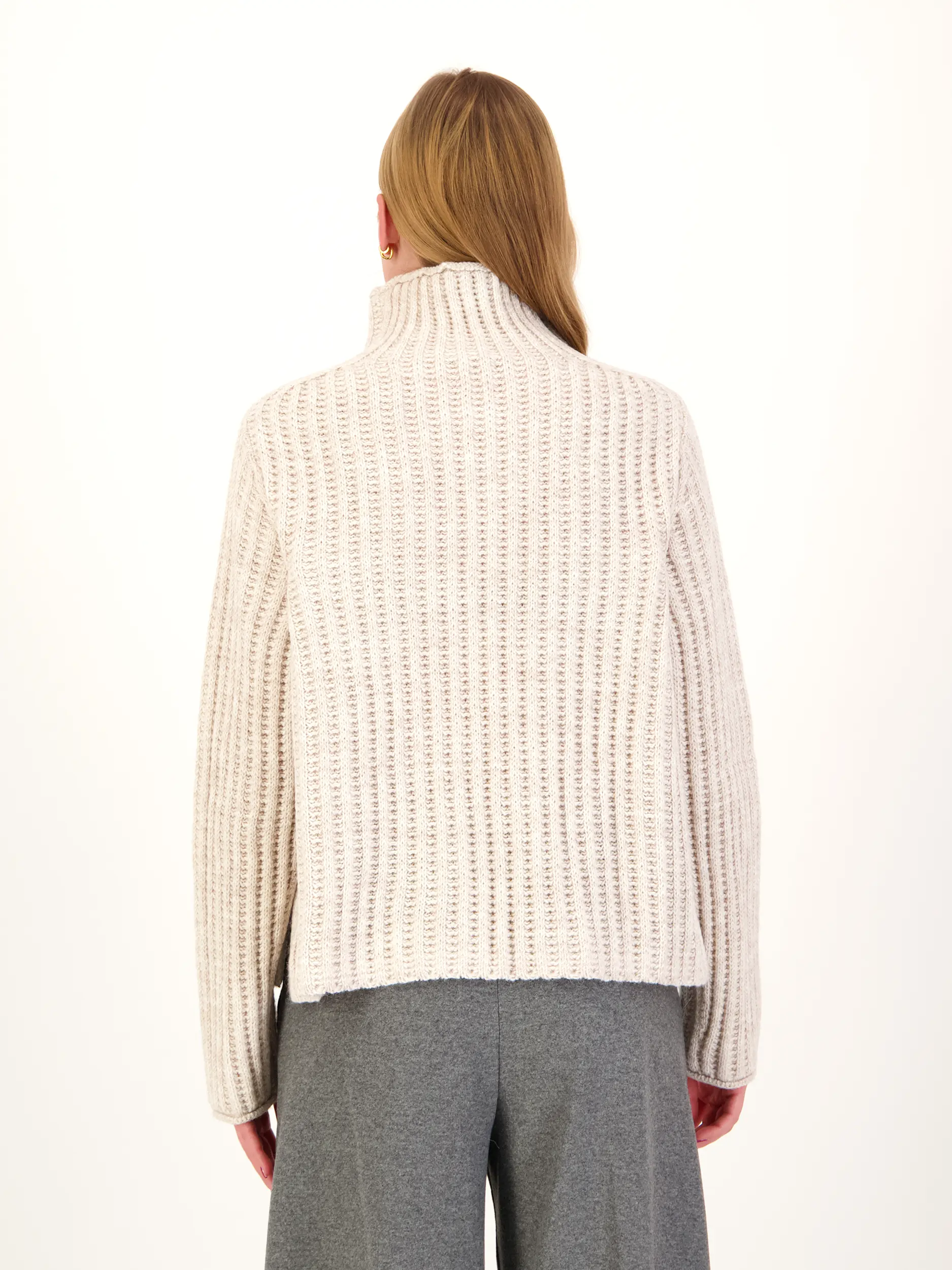 Pullover 'Varisa' langarm - Artikel Rückseite getragen von einem Modell - Farbe: Beige