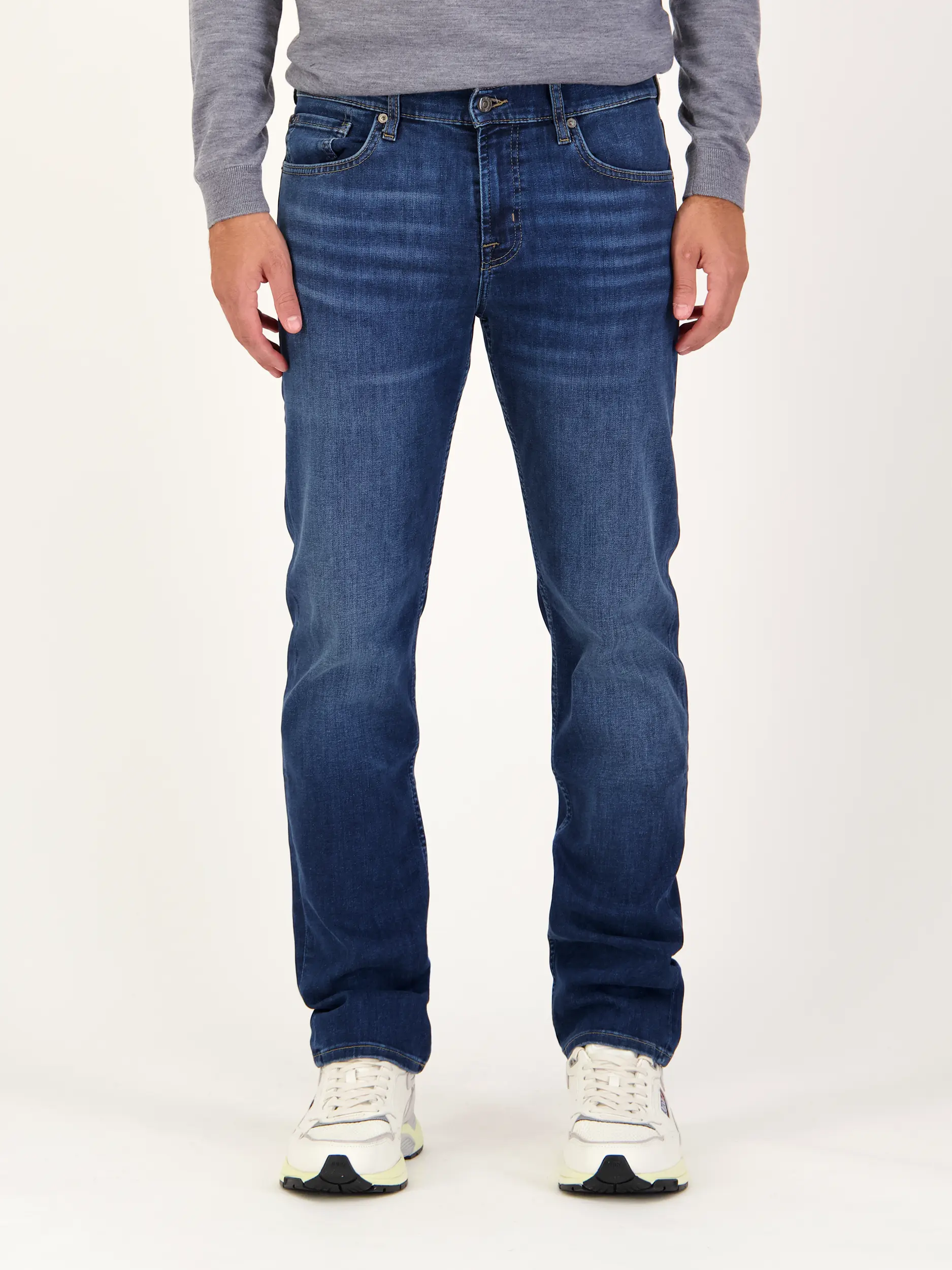 Mid Rise Slim Fit Jeans - Artikel Vorderseite getragen von einem Modell - Farbe: Blau