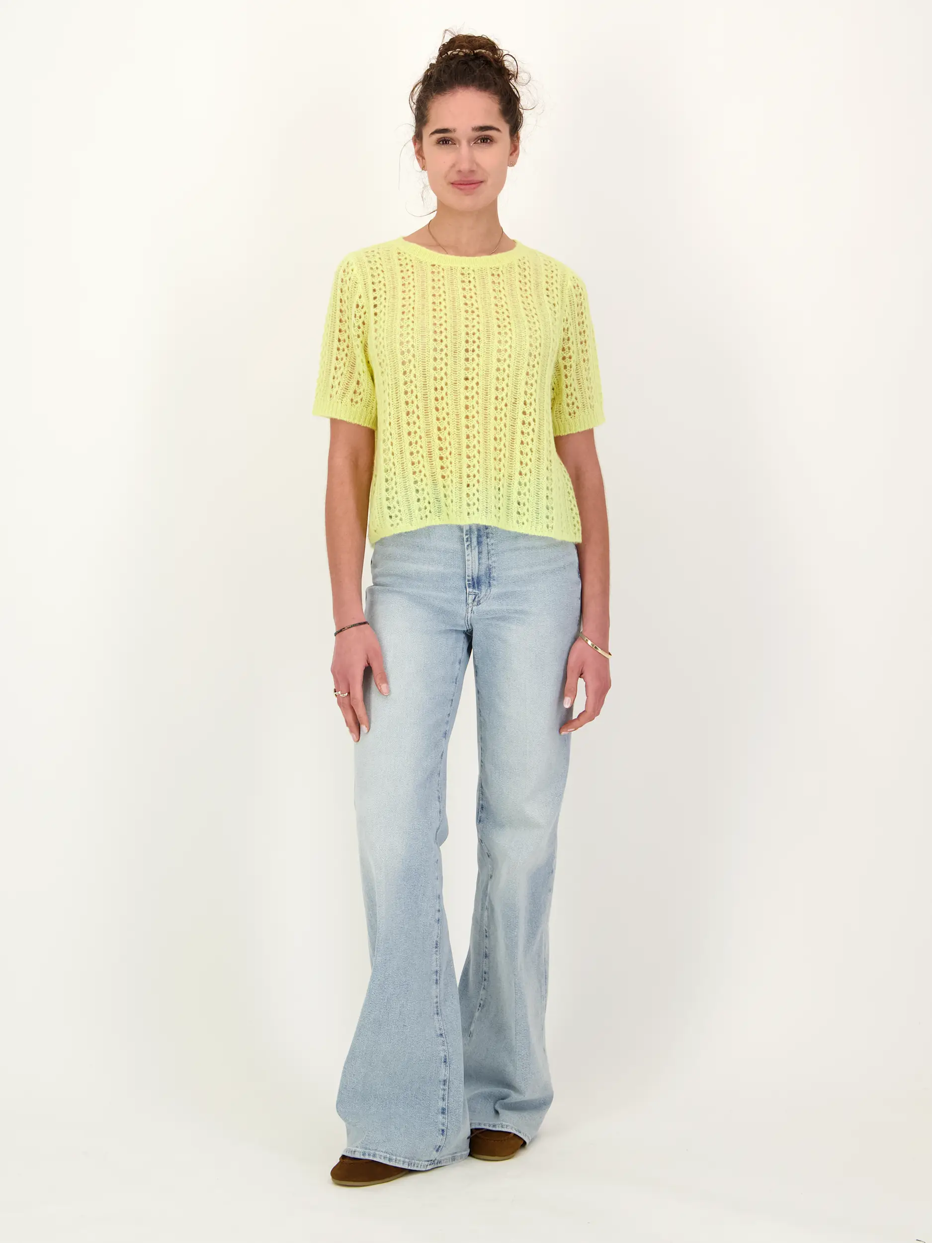 Pullover 'Sakura' aus Kaschmir Seide Mix - Artikel Teil eines Outfits getragen von einem Modell - Farbe: Gelb