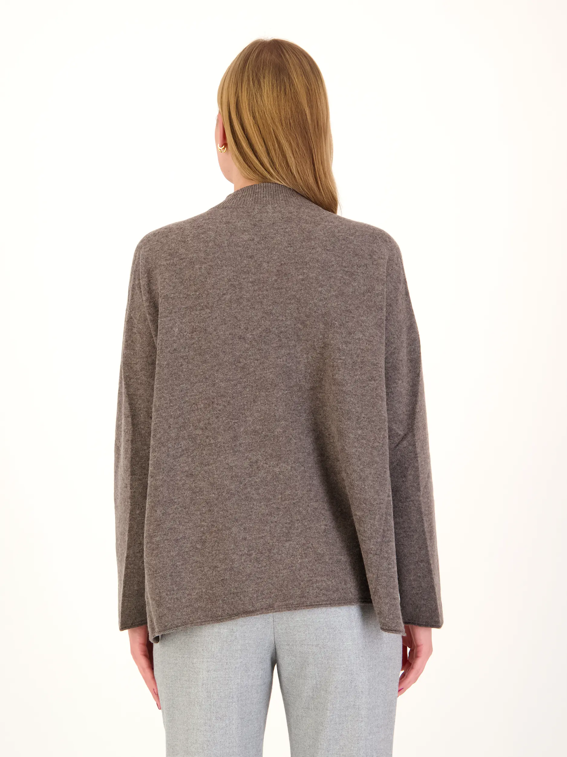 Pullover 'Timothea' aus Wolle langarm - Artikel Rückseite getragen von einem Modell - Farbe: Braun