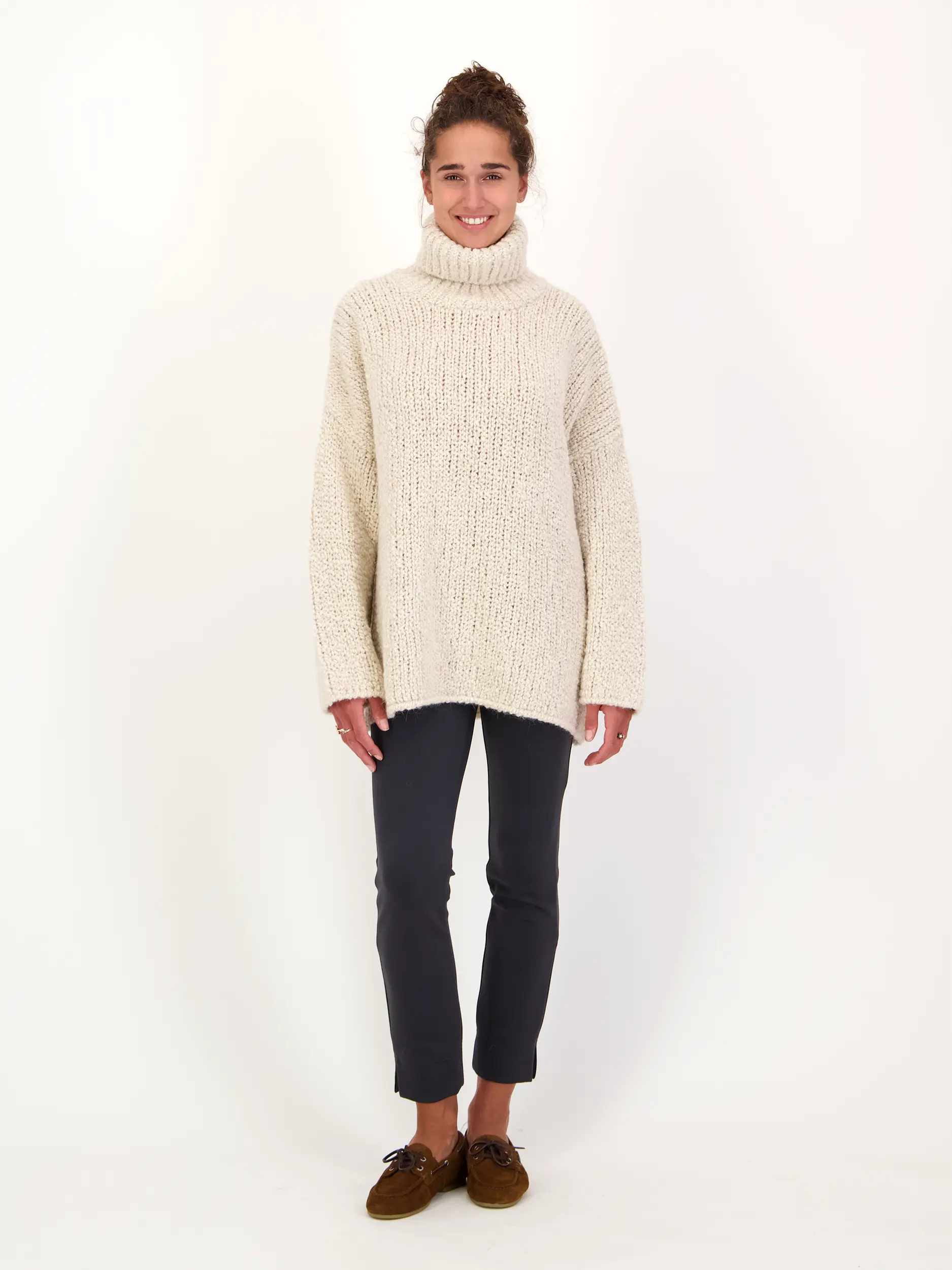 Rollkragenpullover 'Vito' langarm - Artikel Teil eines Outfits getragen von einem Modell - Farbe: Beige