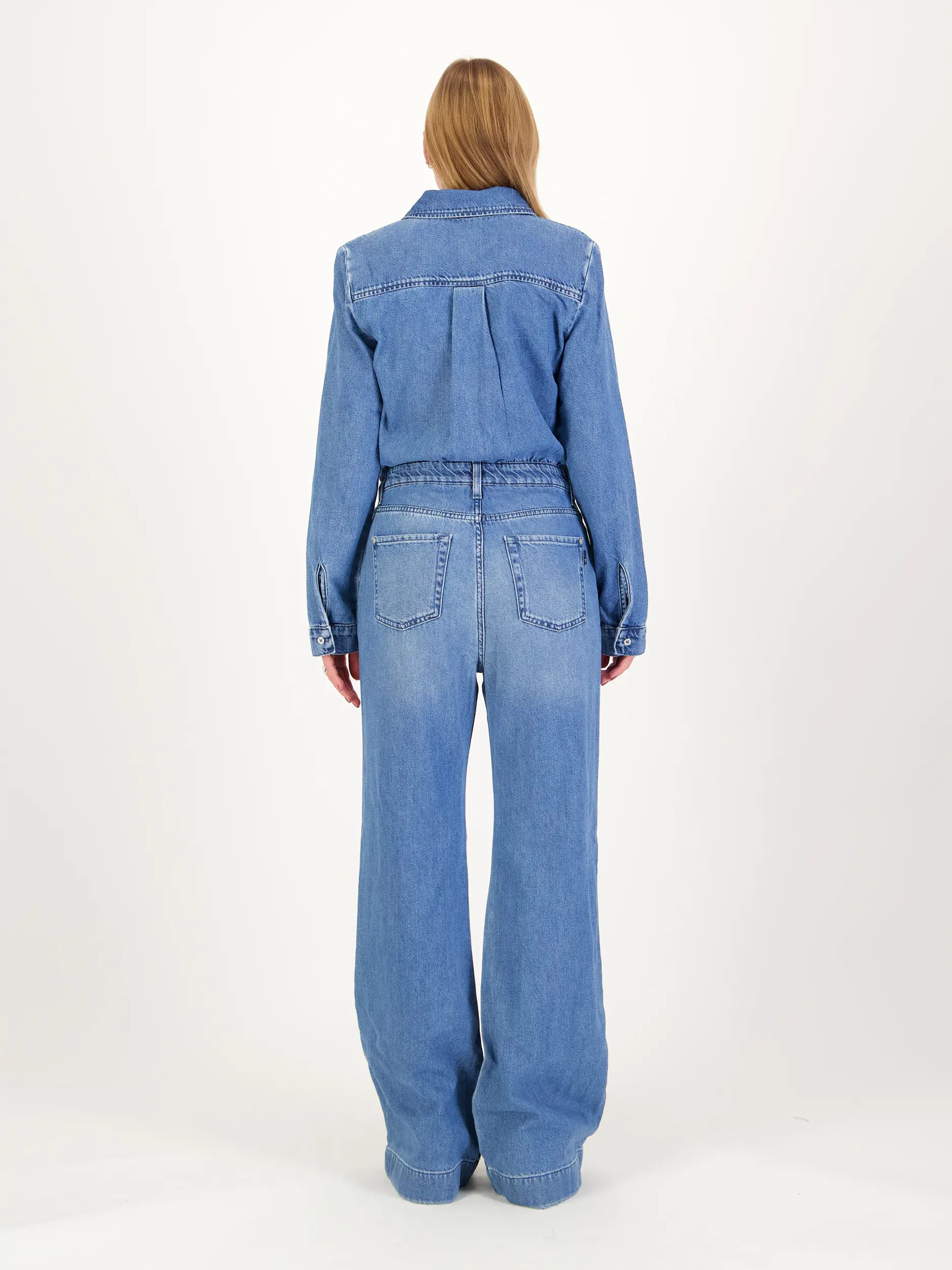 Jumpsuit 'Hilo' - Artikel Rückseite getragen von einem Modell - Farbe: Blau