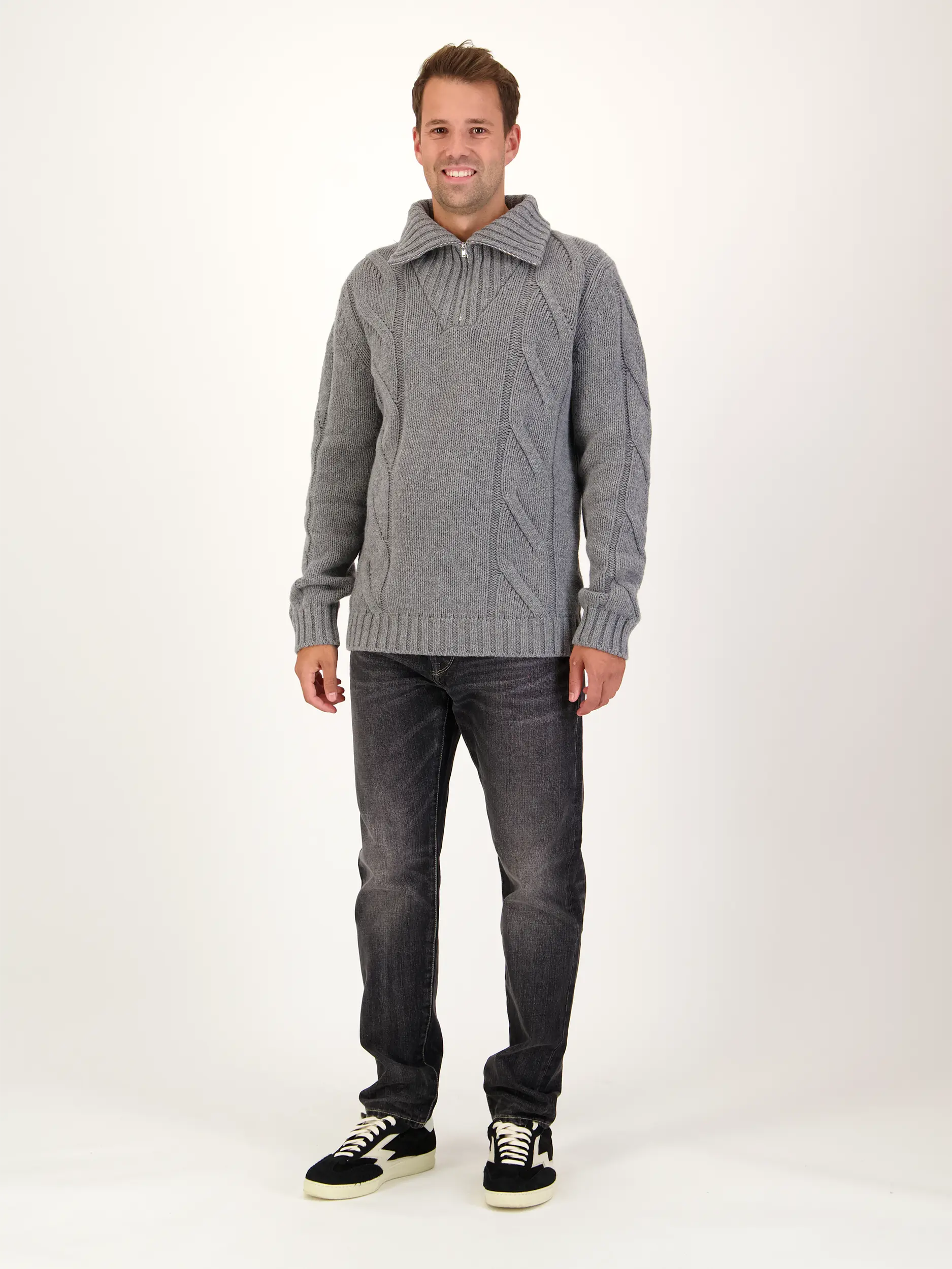 Pullover aus Woll-Mix langarm - Artikel Teil eines Outfits getragen von einem Modell - Farbe: Grau