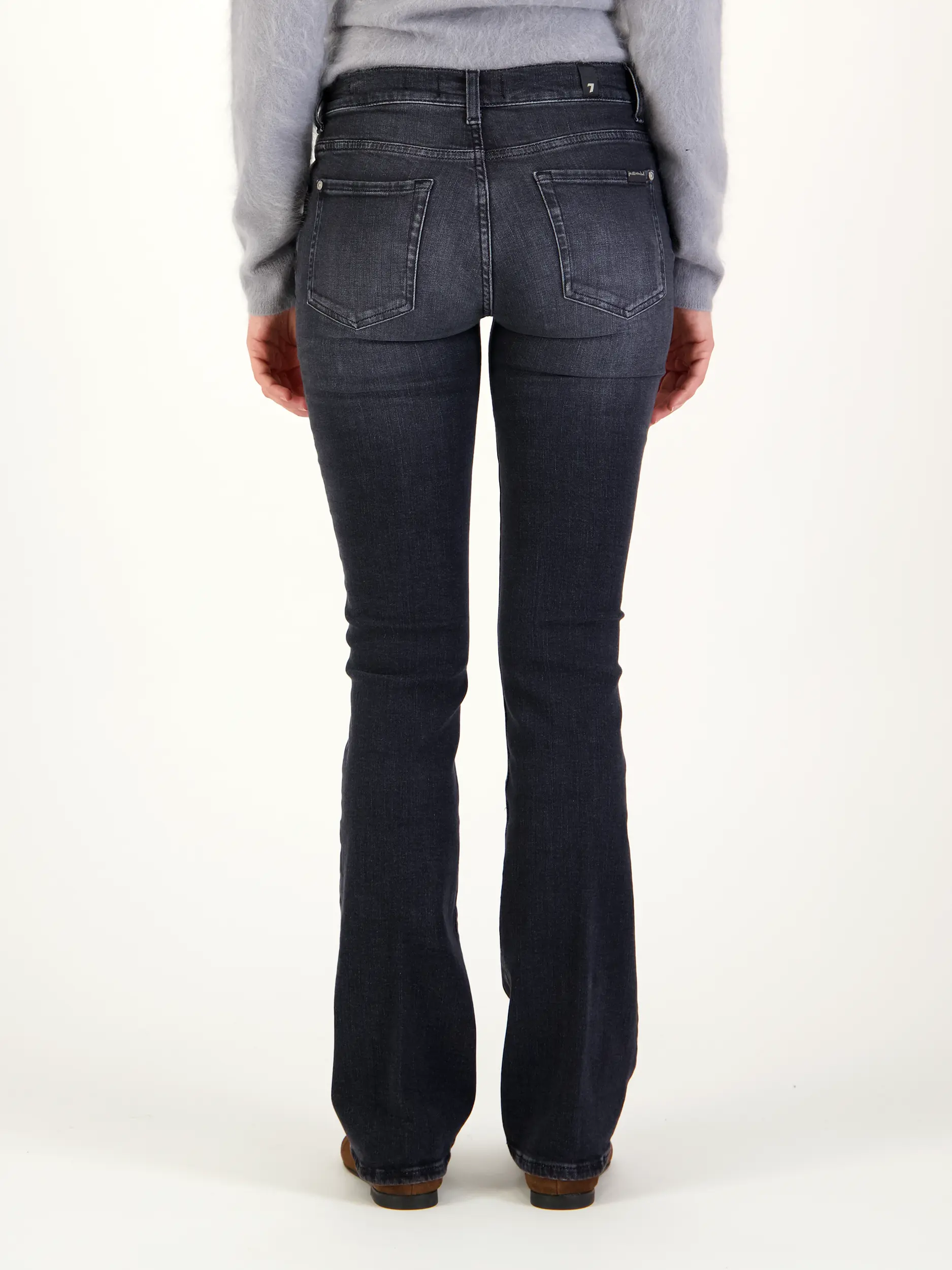 Mid Rise Bootcut Jeans - Artikel Rückseite getragen von einem Modell - Farbe: Grau