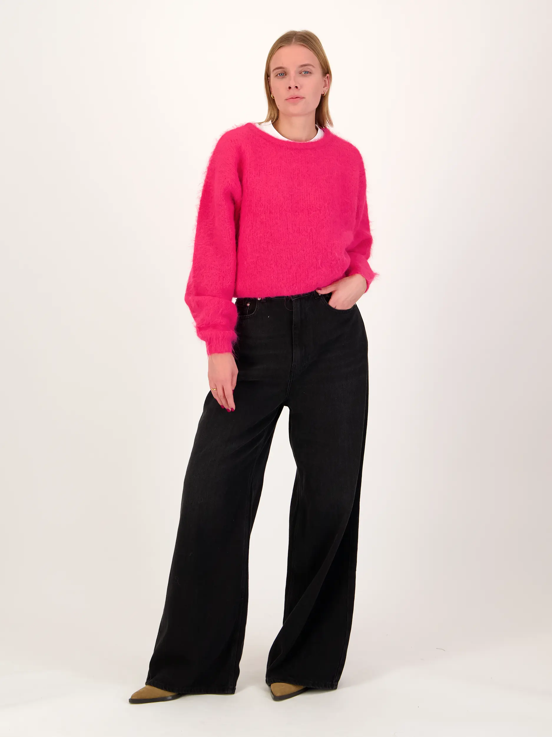 Oversized Pullover aus Alpaka-Mix langarm - Artikel Teil eines Outfits getragen von einem Modell - Farbe: Rosa&Pink