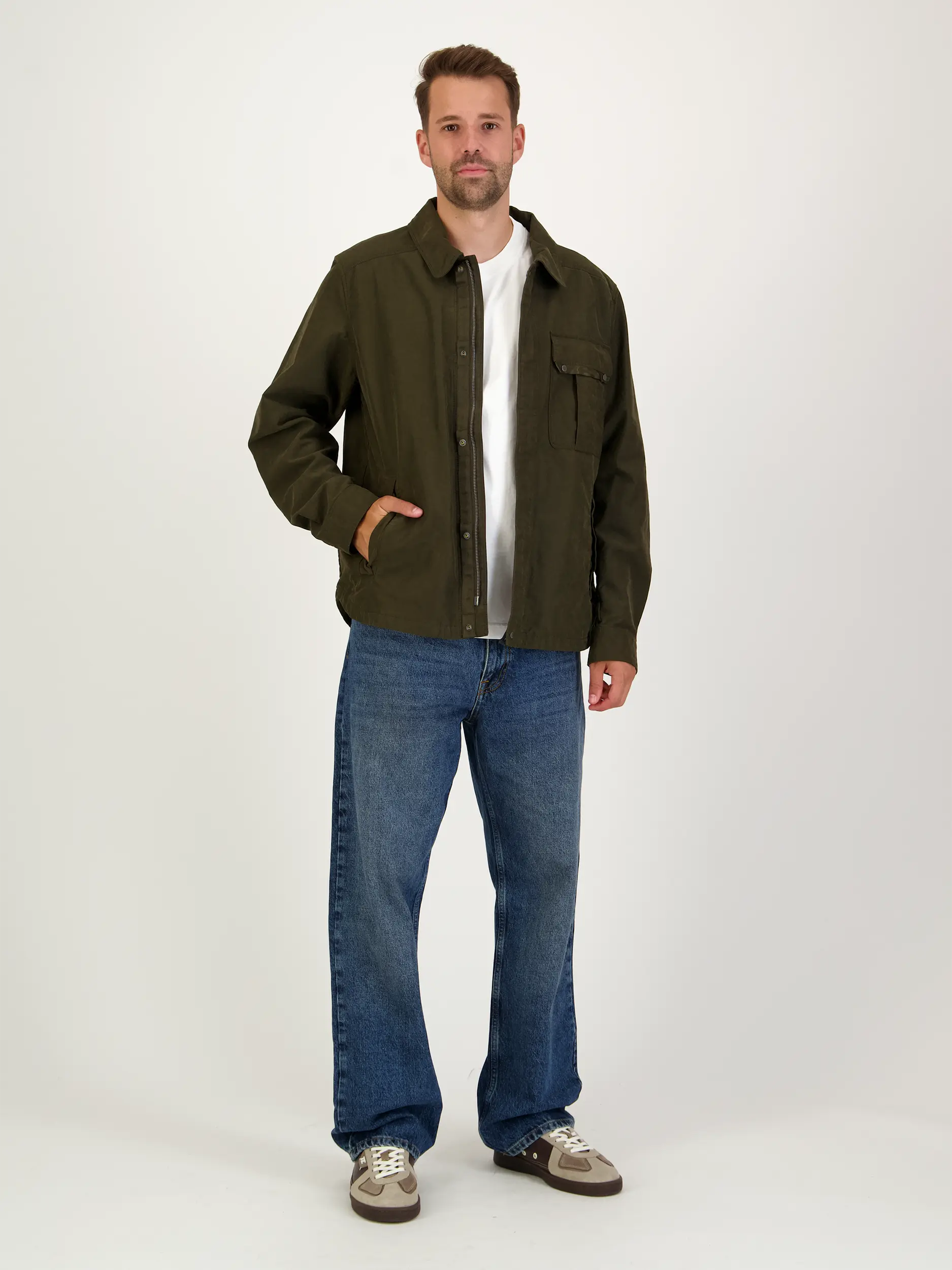 Overshirt 'Miura' - Artikel Teil eines Outfits getragen von einem Modell - Farbe: Grün