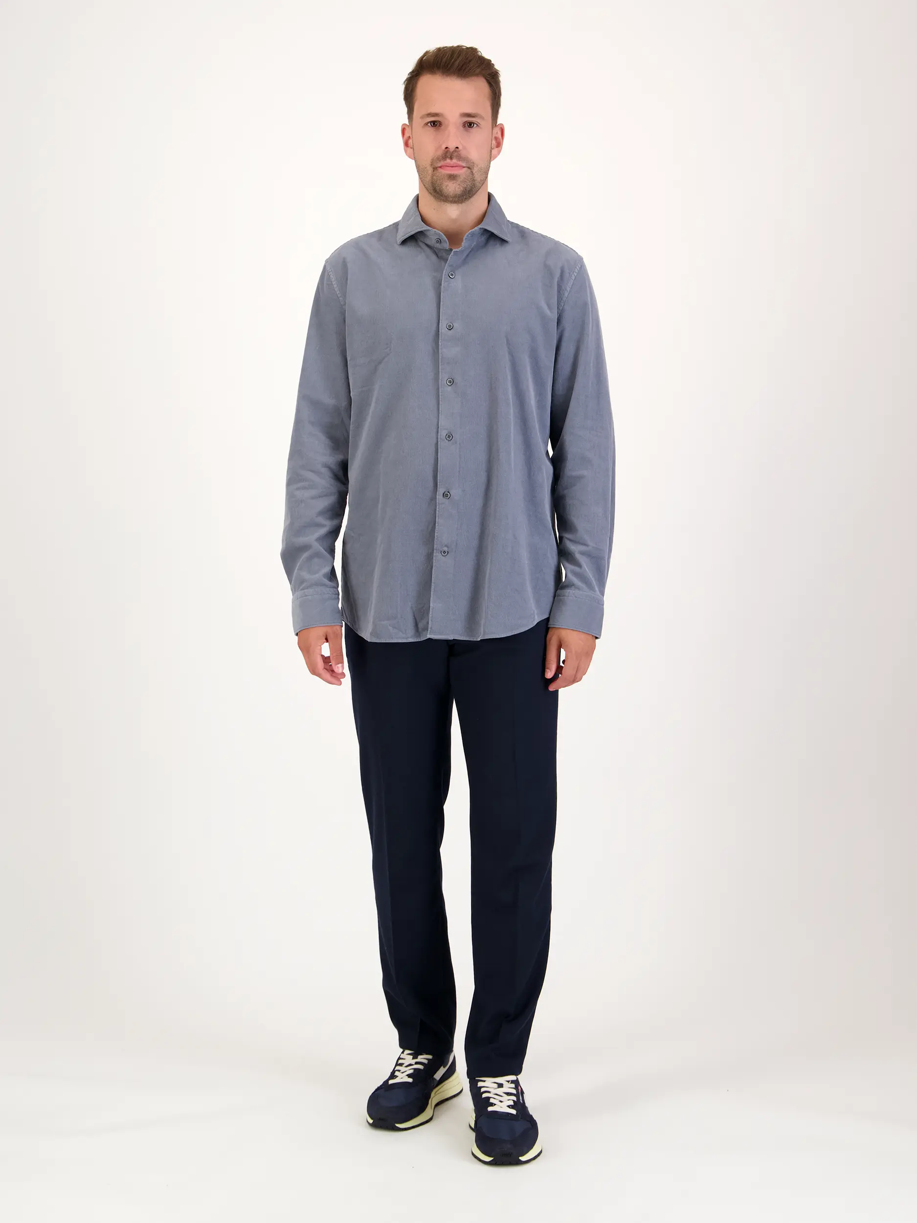 Cordhemd mit Haifischkragen langarm - Artikel Teil eines Outfits getragen von einem Modell - Farbe: Blau