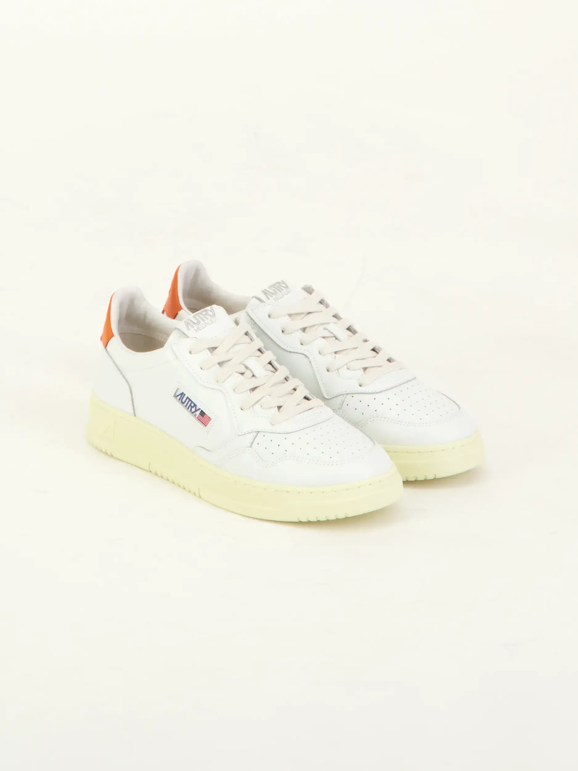 Sneaker 'Medalist' aus Leder - Artikel Teil eines Outfits getragen von einem Modell - Farbe: Orange