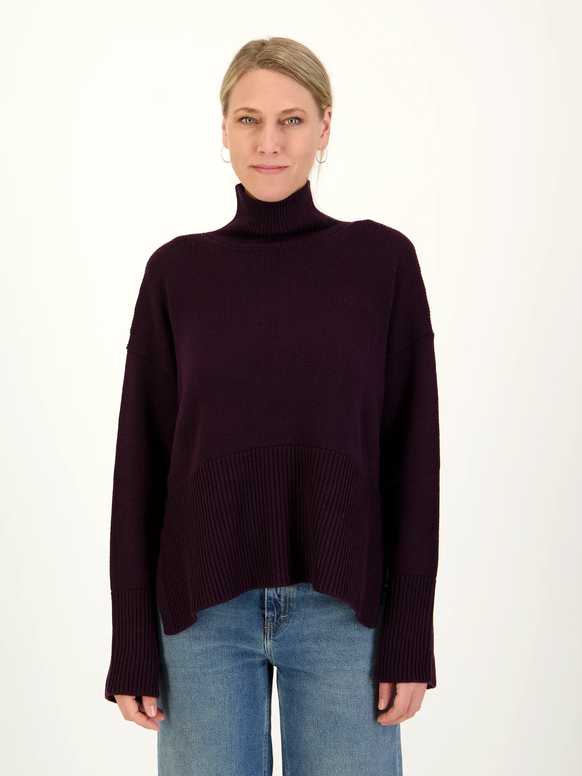 Pullover aus Wolle langarm - Artikel Vorderseite getragen von einem Modell - Farbe: Rot