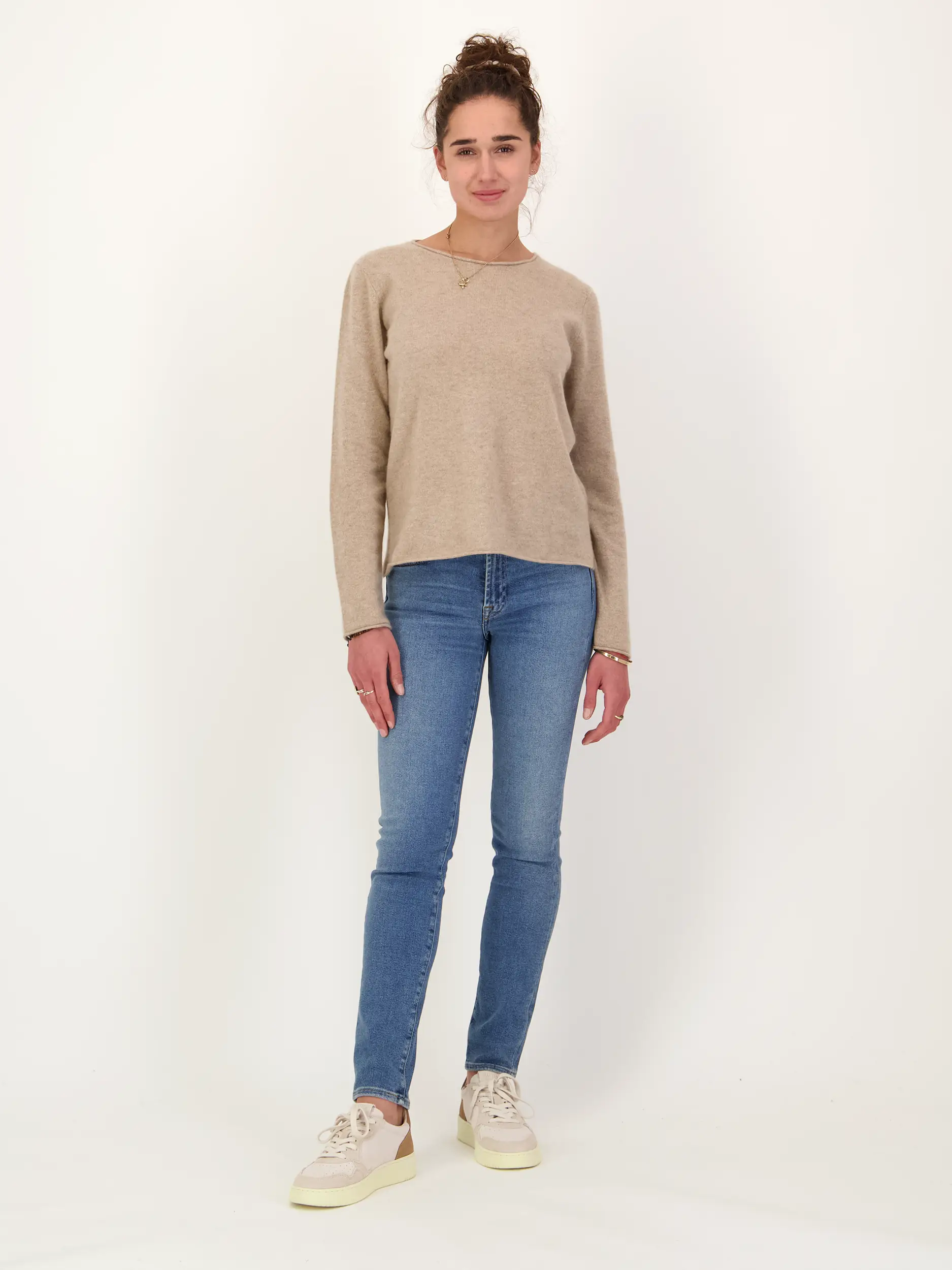 Mid Rise Slim Fit Jeans 'Roxanne' - Artikel Teil eines Outfits getragen von einem Modell - Farbe: Blau